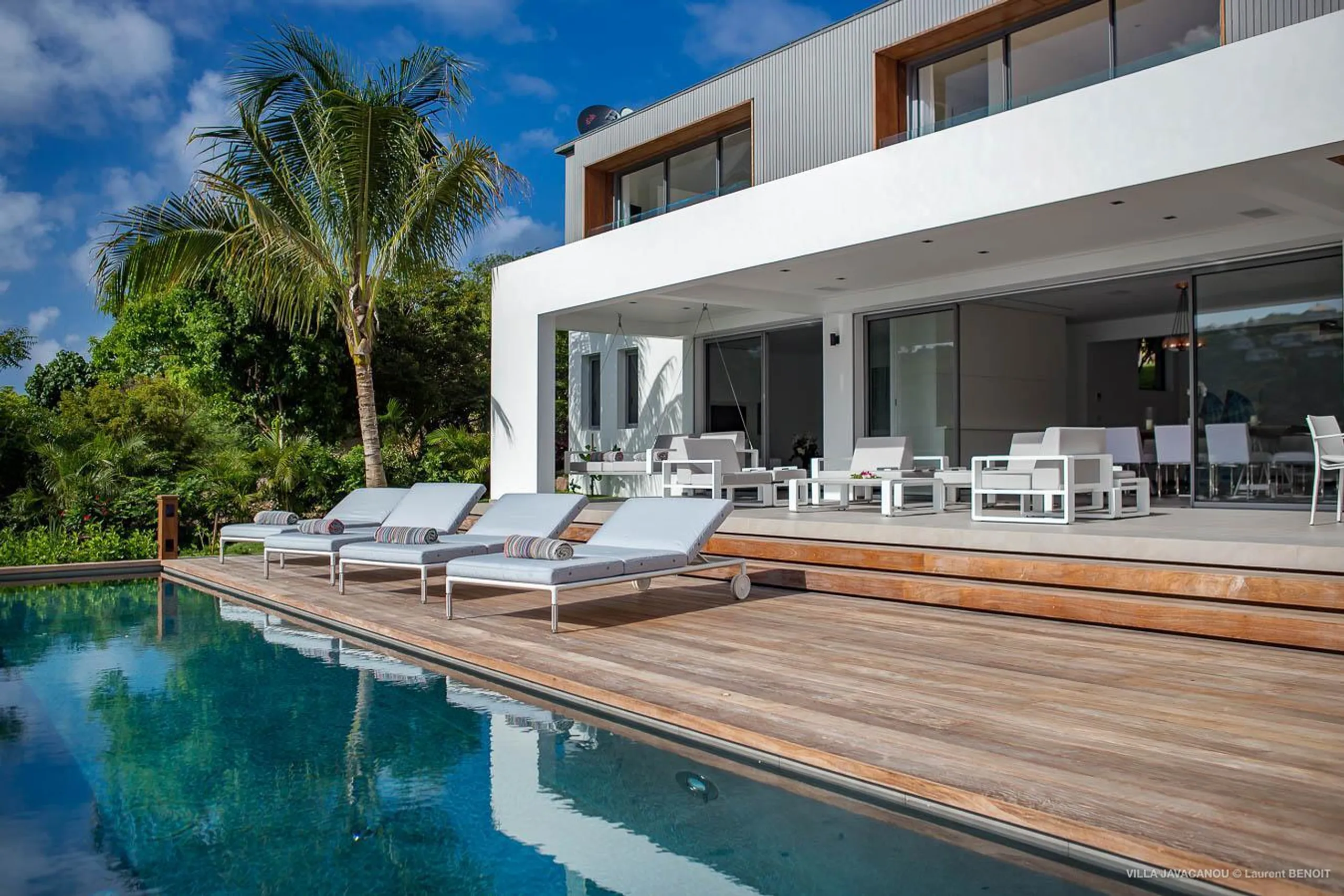 Palatial Oceanside Tropical Estate with Private Pool and Walks to Beach — photograph 10