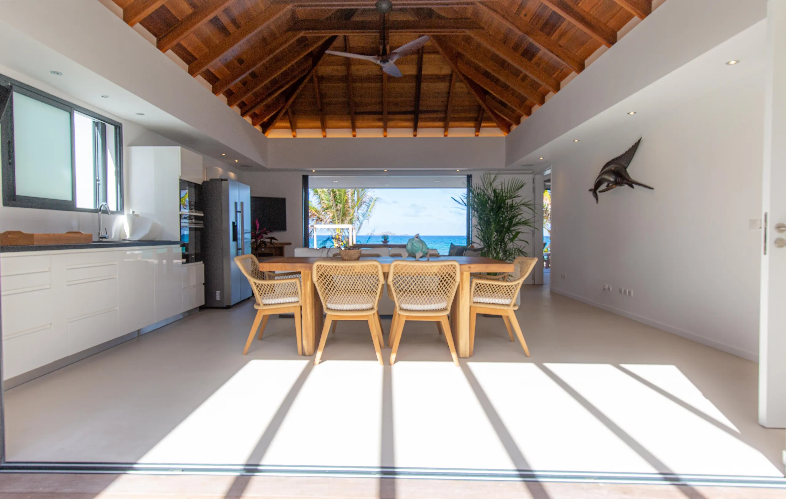 Exquisite Beachfront Villa with Private Pool and Fitness Room — photograph 12