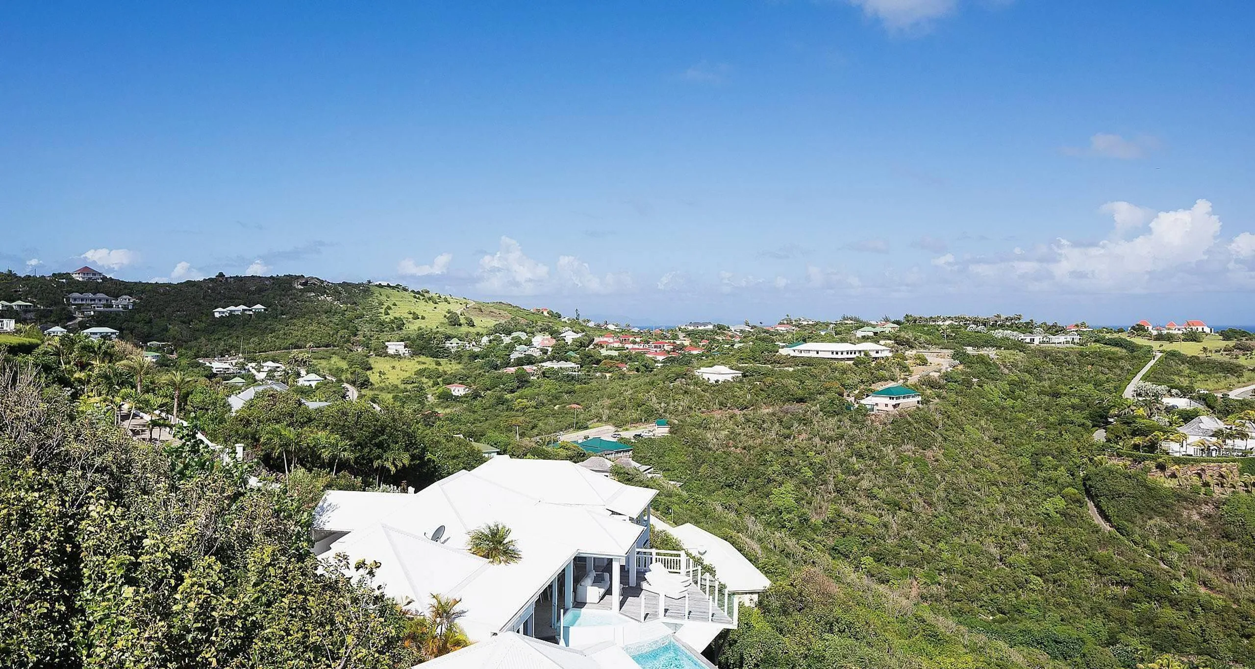 Stunning Seaside Retreat with Private Pool and Walks to the Beach — photograph 2