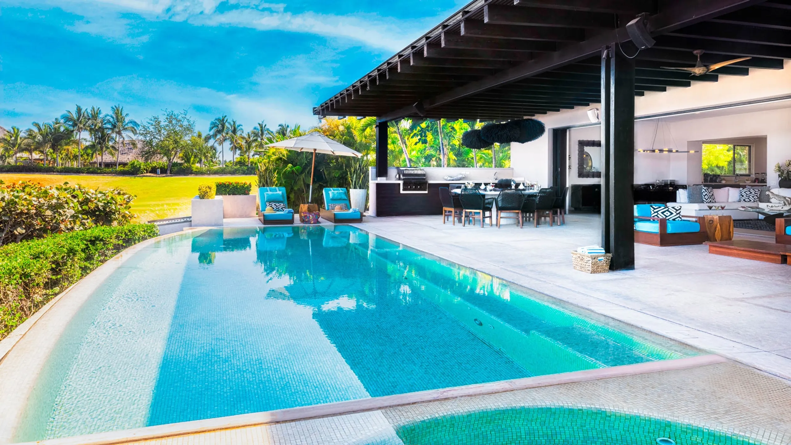 Sleek One-Level Oceanview Villa with Heated Pool & Jacuzzi — photograph 3