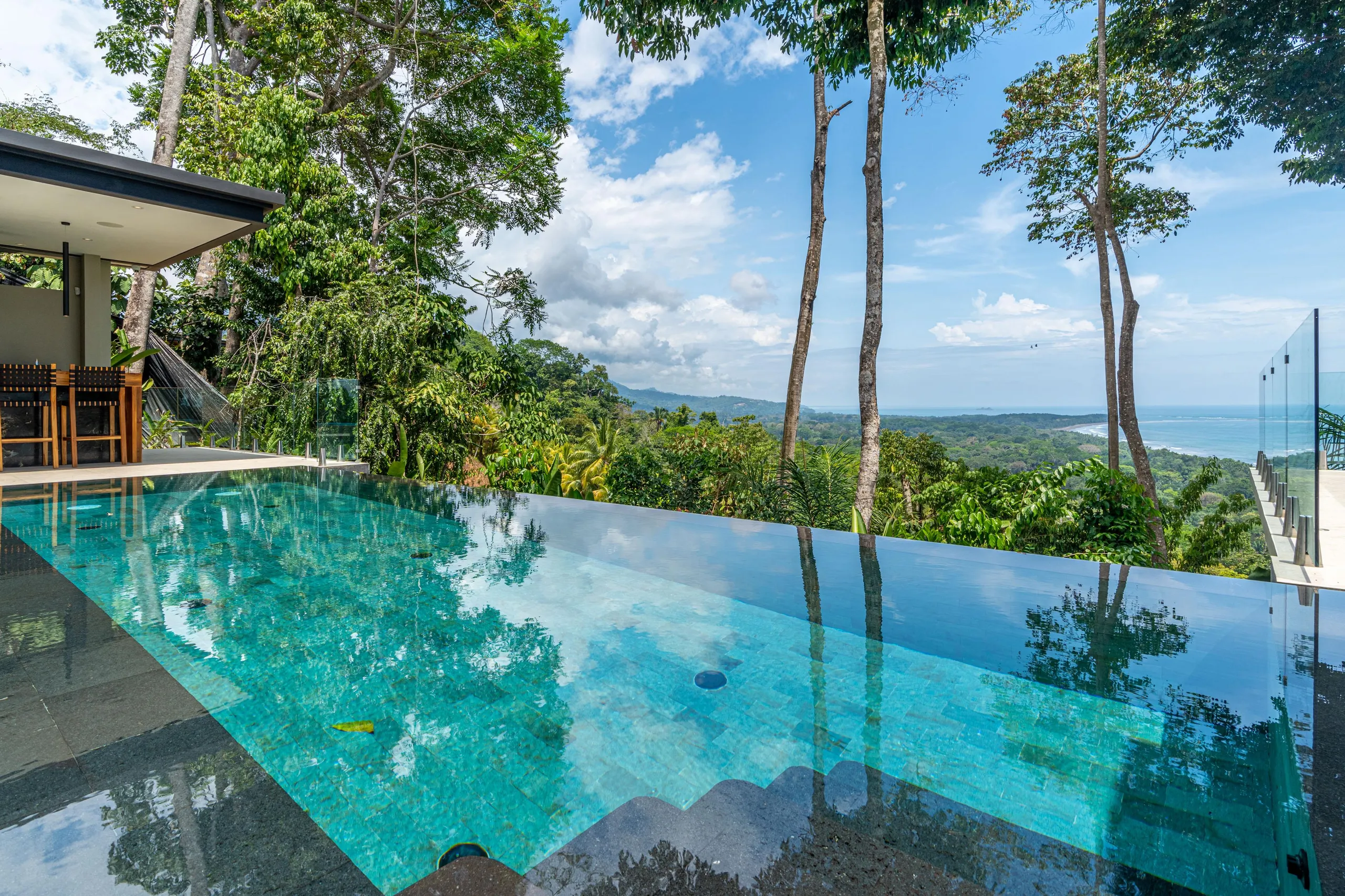 Top-Notch Villa with Infinity Pool, Jacuzzi, and Stunning Ocean Views — photograph 3