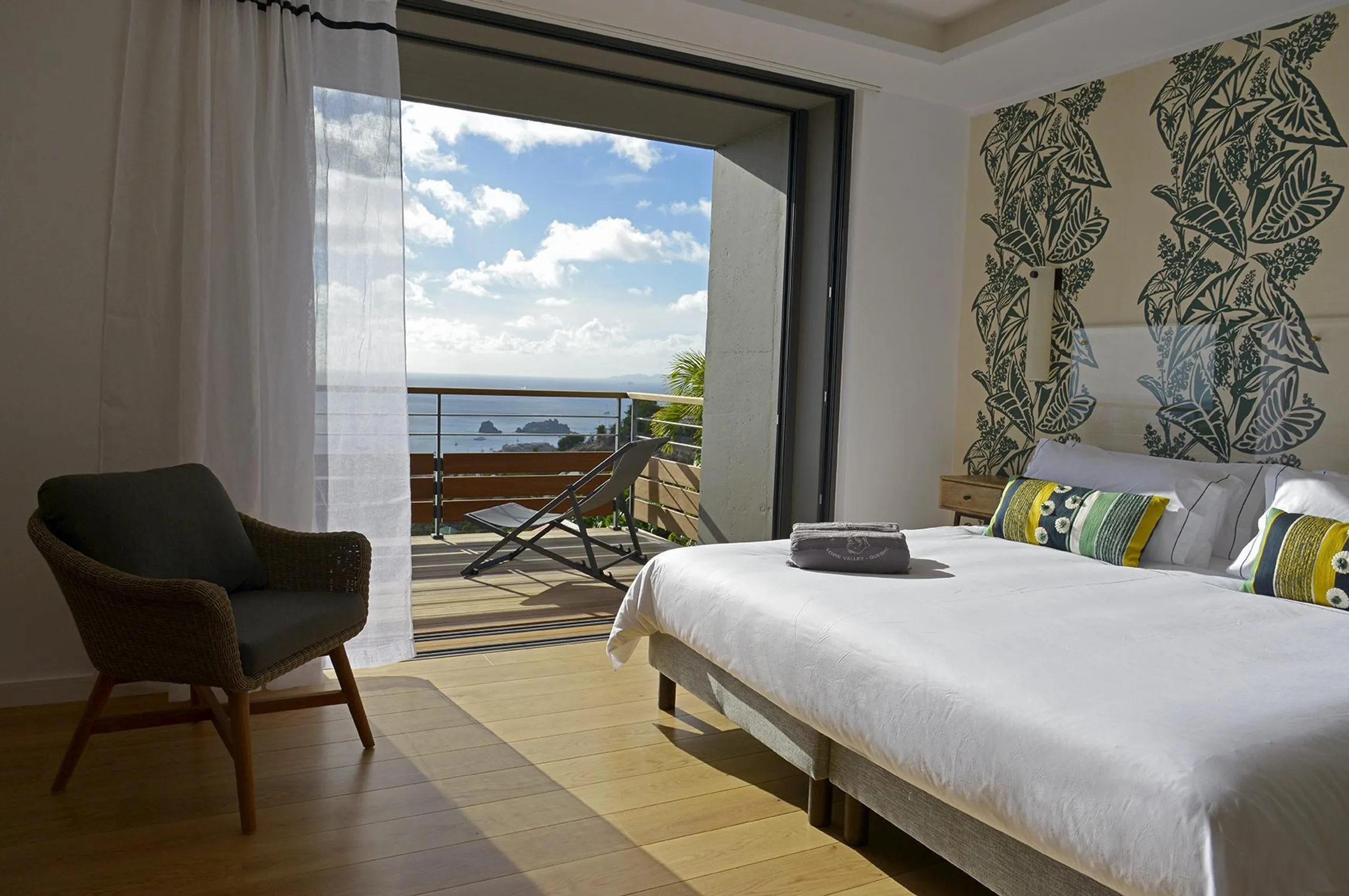 Pristine Paradise Villa with Infinity Pool and Oceanfront Views — photograph 9