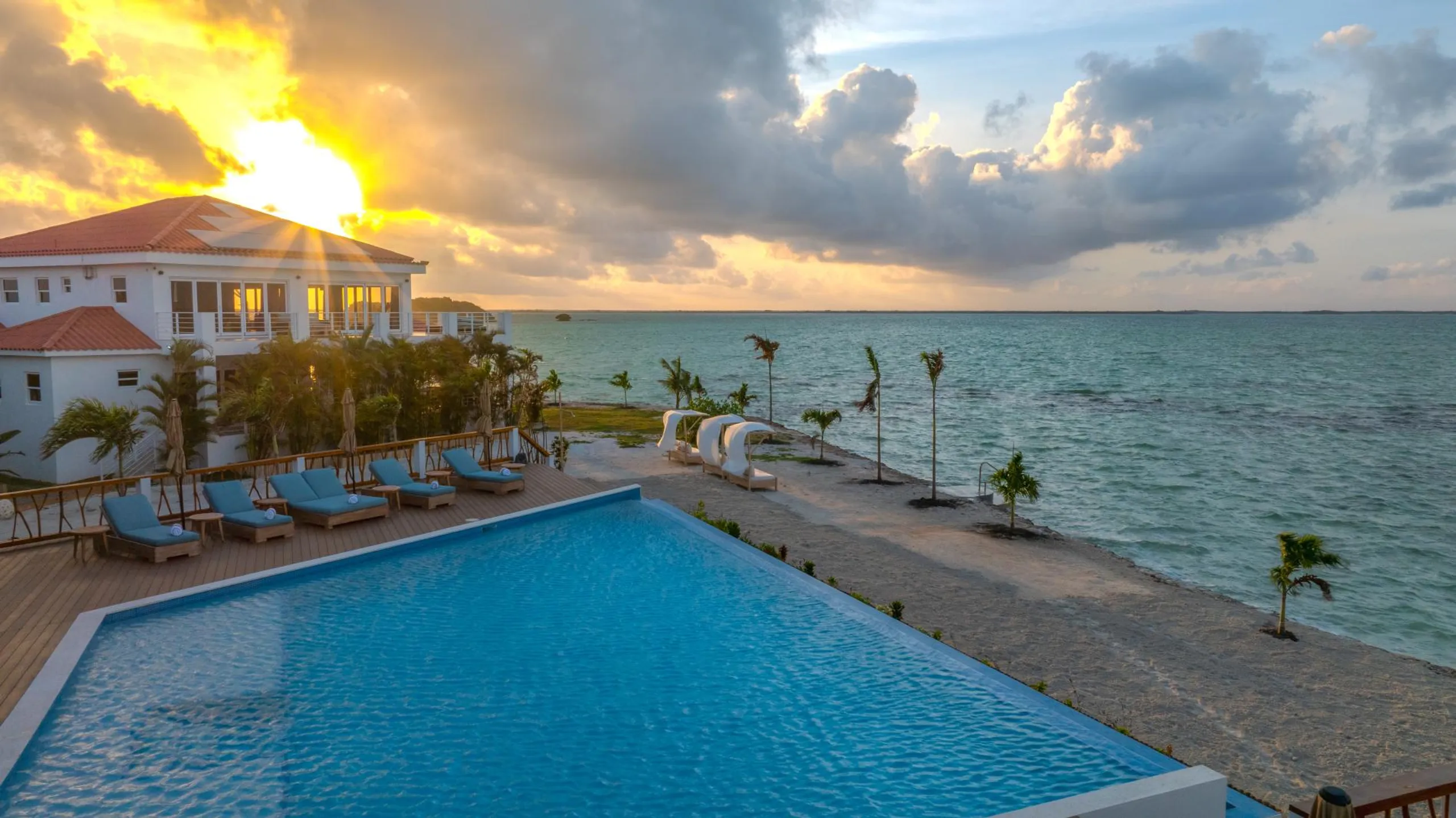 All-Inclusive Belize Island Oasis with Villas, Chef, Cocktails & Water Adventures — photograph 4