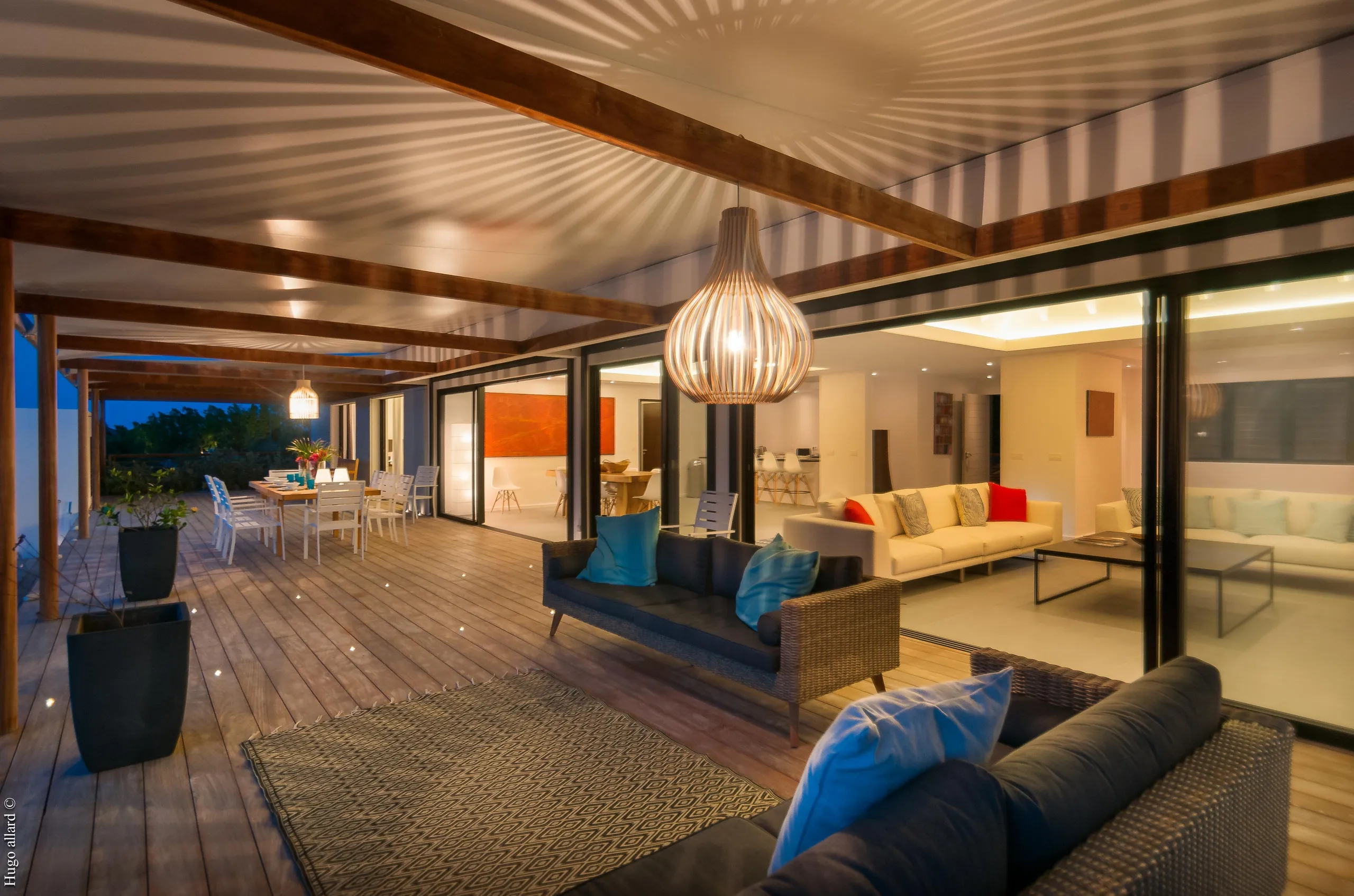 Exquisite Seaside Villa with Infinity Pool and Oceanview Patio Dining — photograph 7