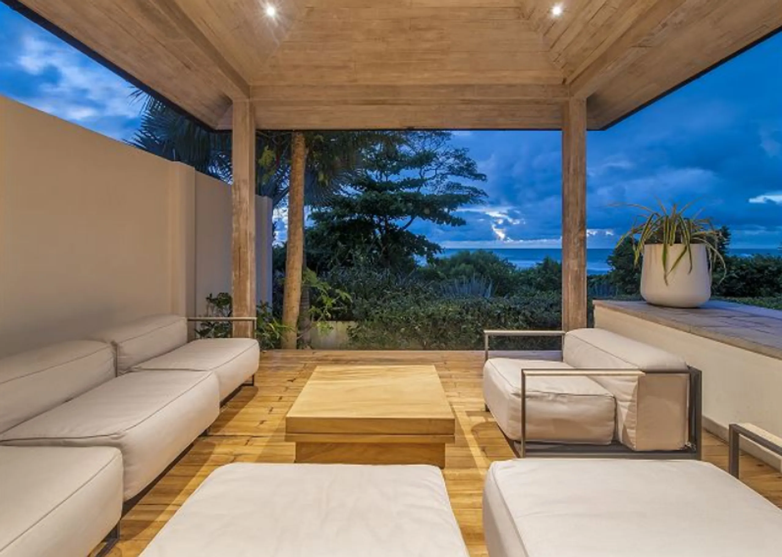 Gorgeous Beach Front Contemporary Modern Villa with Infinity Pool — photograph 11