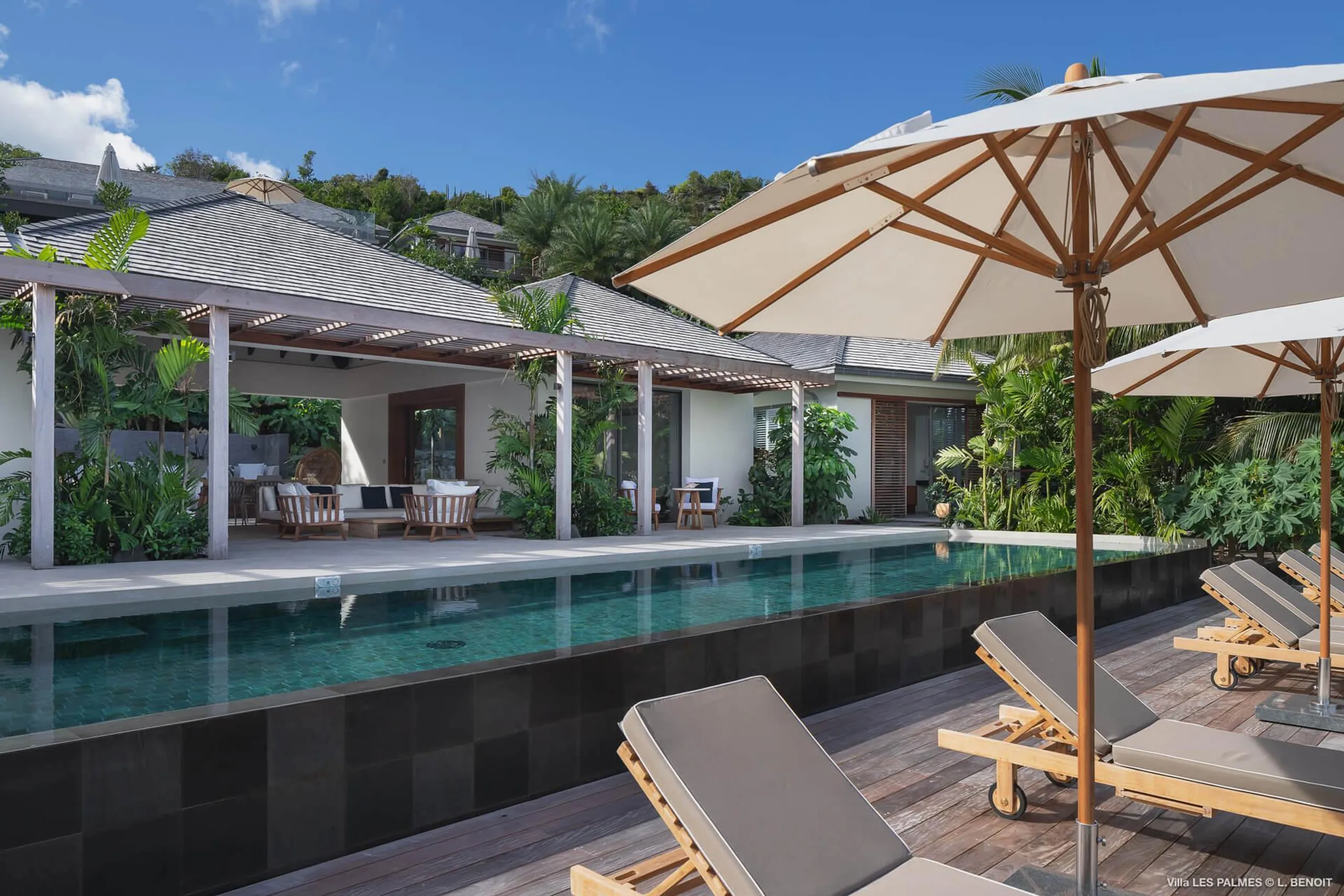 Contemporary Luxe Villa with Infinity Pool and Panoramic Ocean Views — photograph 2
