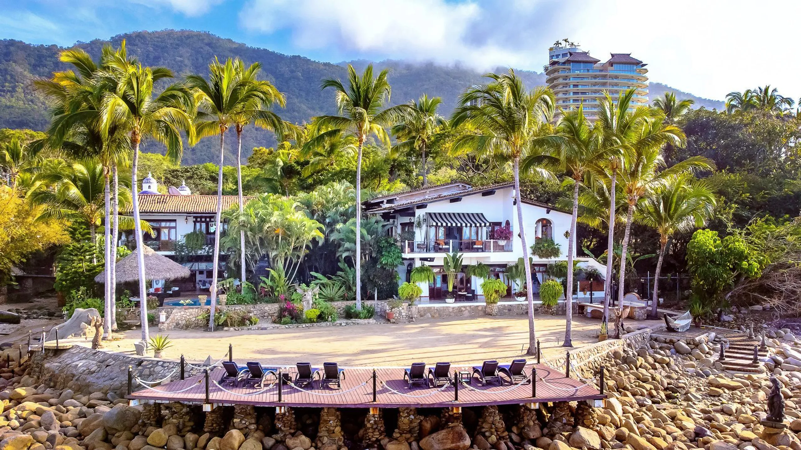 Gorgeous Beachfront Hacienda with Private Pool and Lush Tropic Grounds — photograph 3