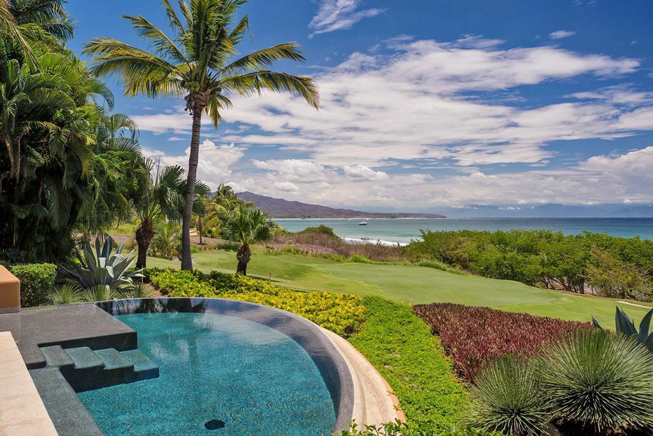 Blue Water Oasis with Infinity Pool and Spectacular Ocean Views — photograph 2