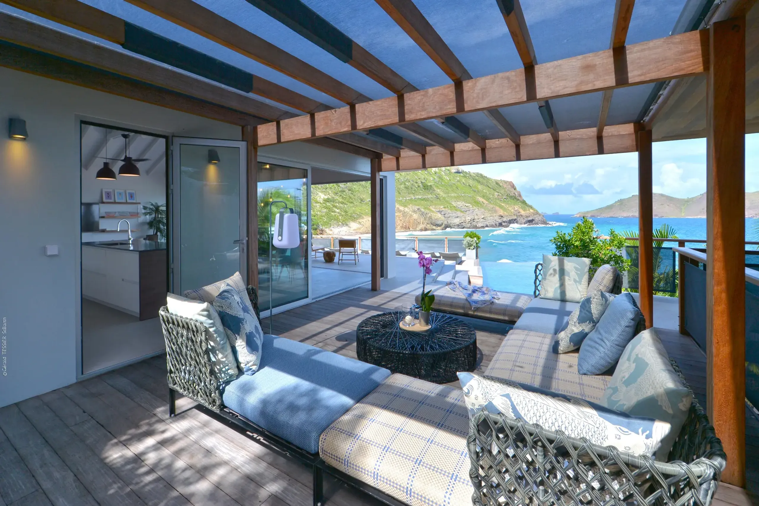 Captivating Seaside Villa with Infinity Pool and Walks to Beach — photograph 5