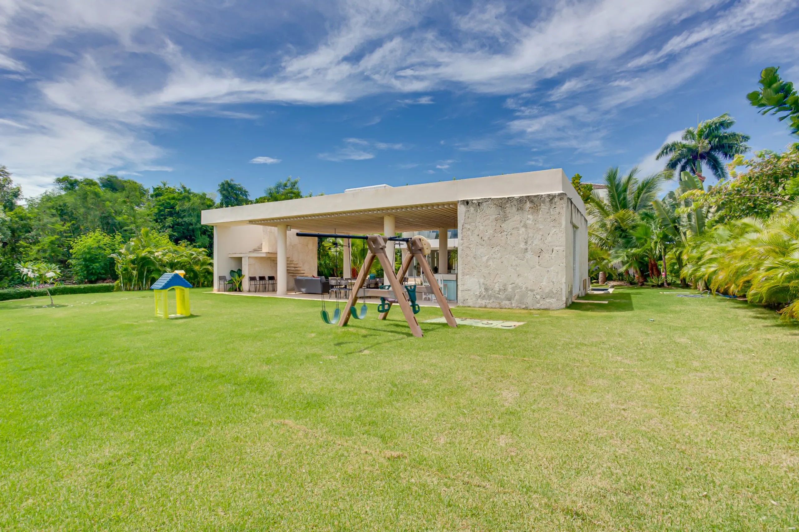 Sophisticated Punta Cana Villa with Private Pool, Modern Designs and Lake Views — photograph 5
