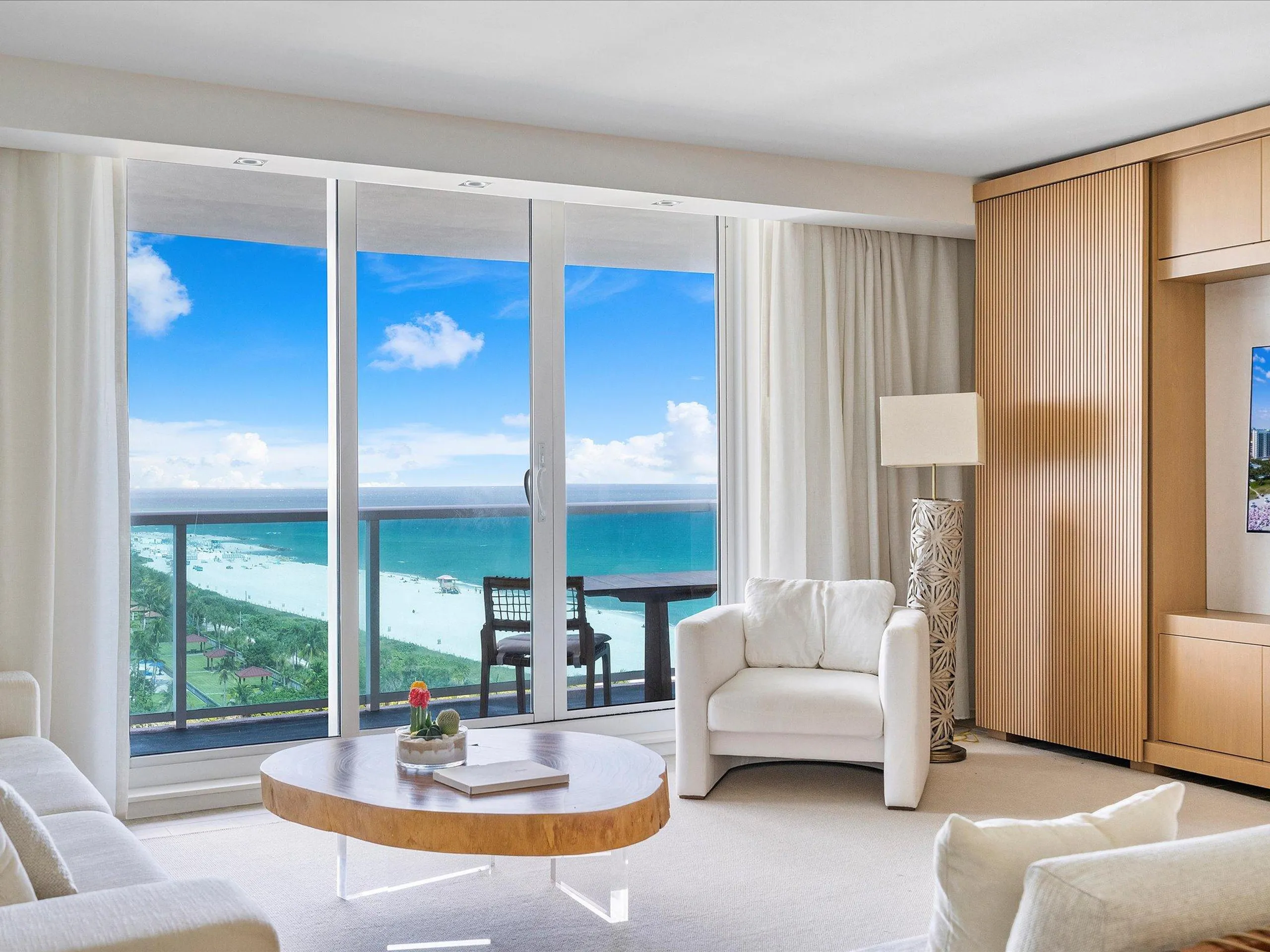 Deluxe Beachfront Retreat with Sun Deck — photograph 9
