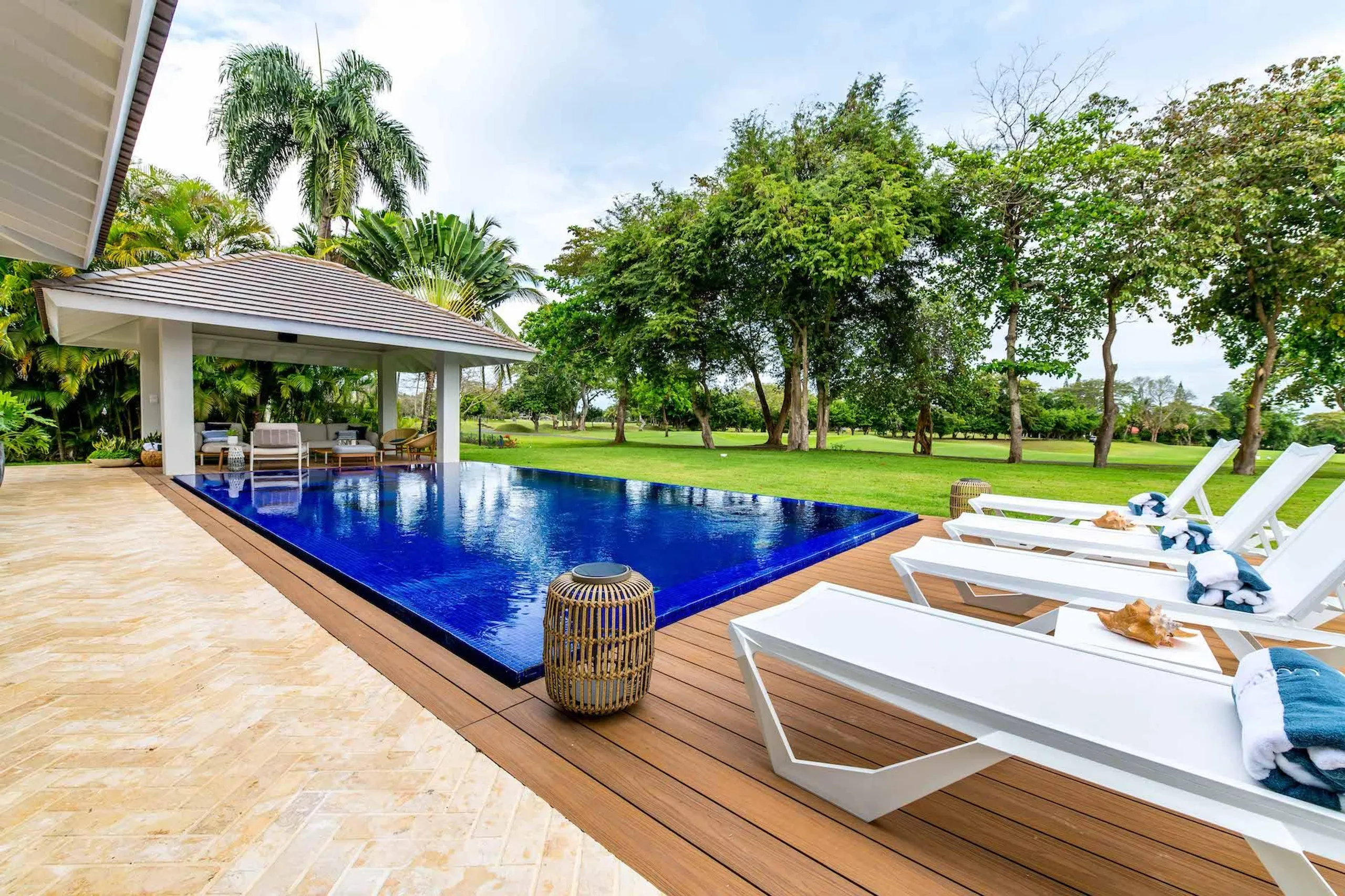 Resplendent 5BR Villa near Minitas Beach, La Marina, and La Romana Country Club, La Romana