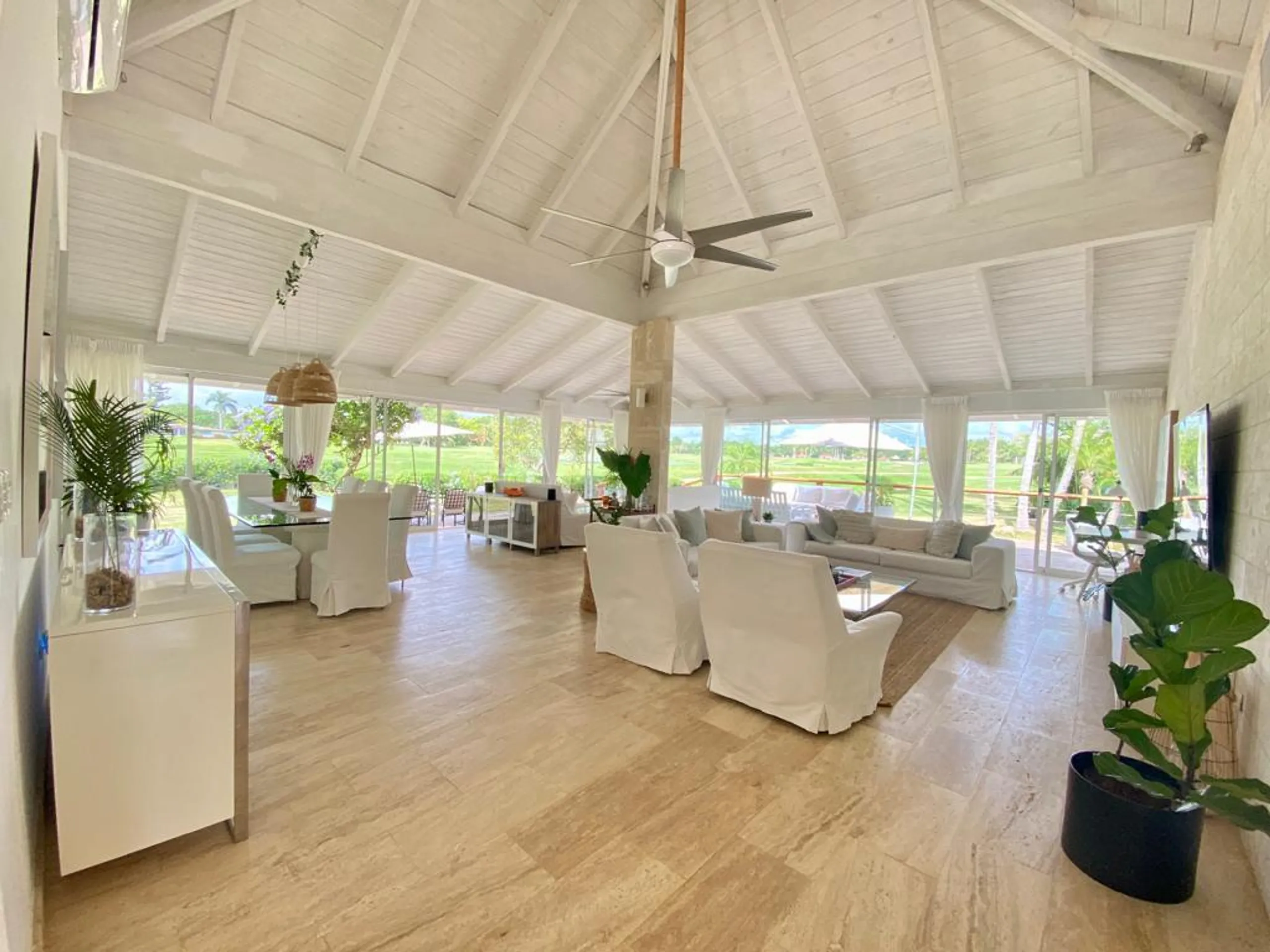 Tranquil Tropical Retreat with Private Pool — photograph 11
