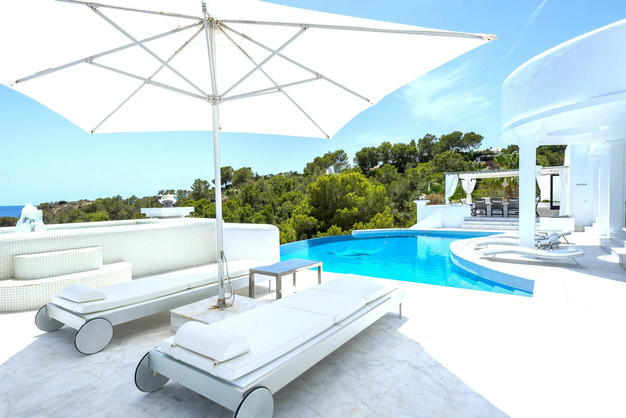 Stunning Oceanview Villa with Private Pool and Walks to Beach — photograph 4