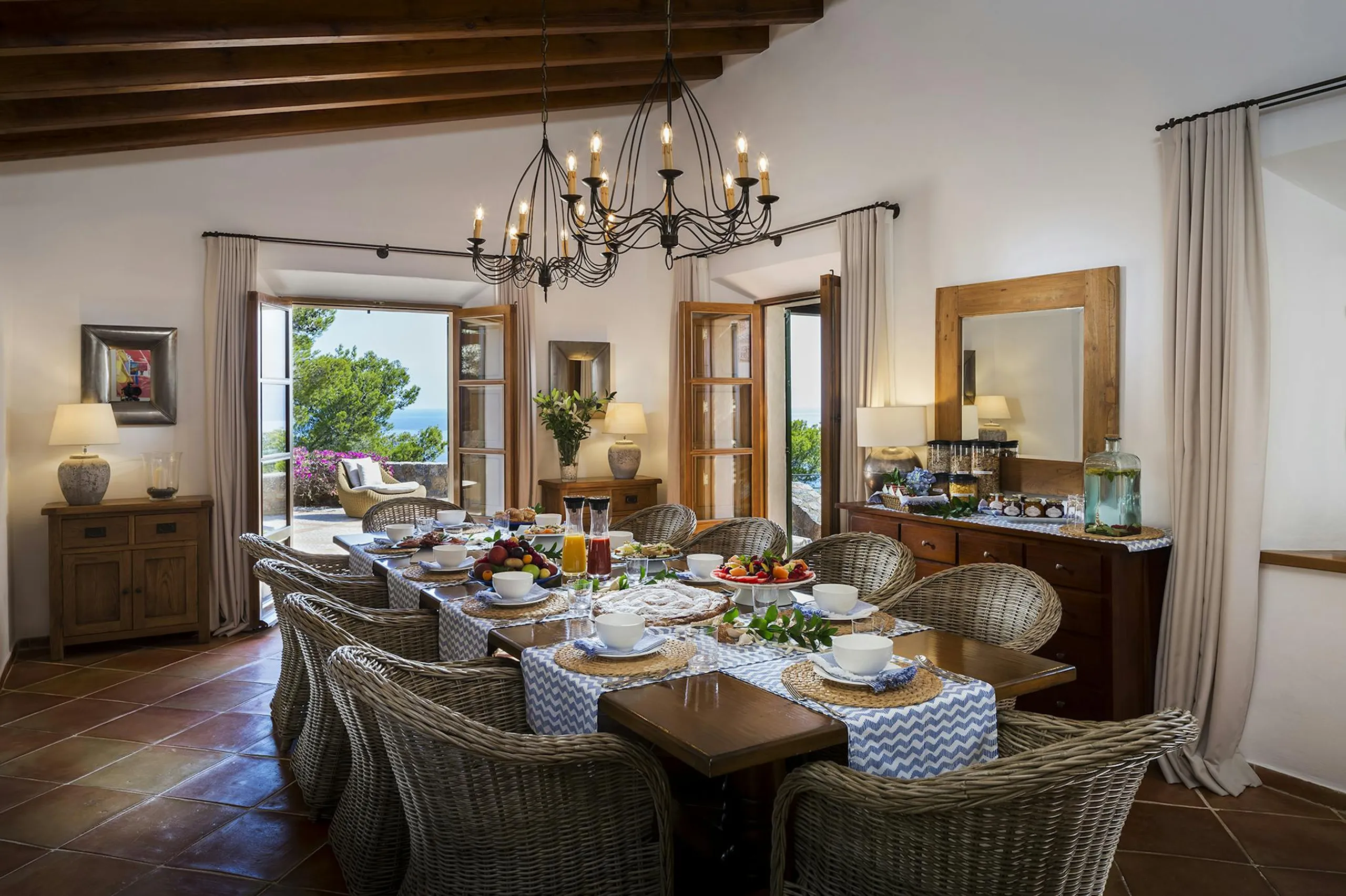 Alluring Spanish Villa with Private Pool and Garden Grounds — photograph 10