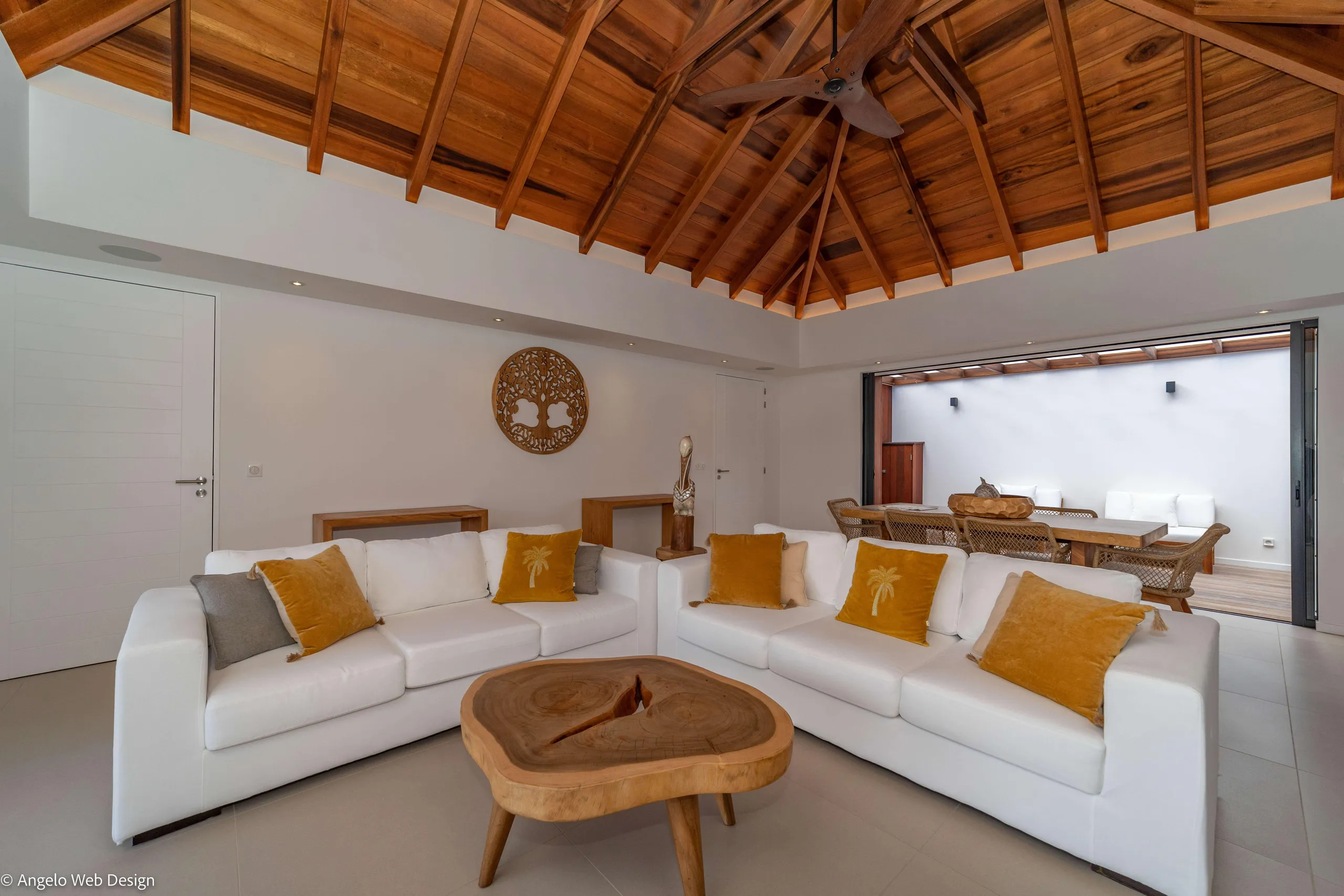 Exquisite Oceanside Villa with Private Pool and Walks to Beach — photograph 12