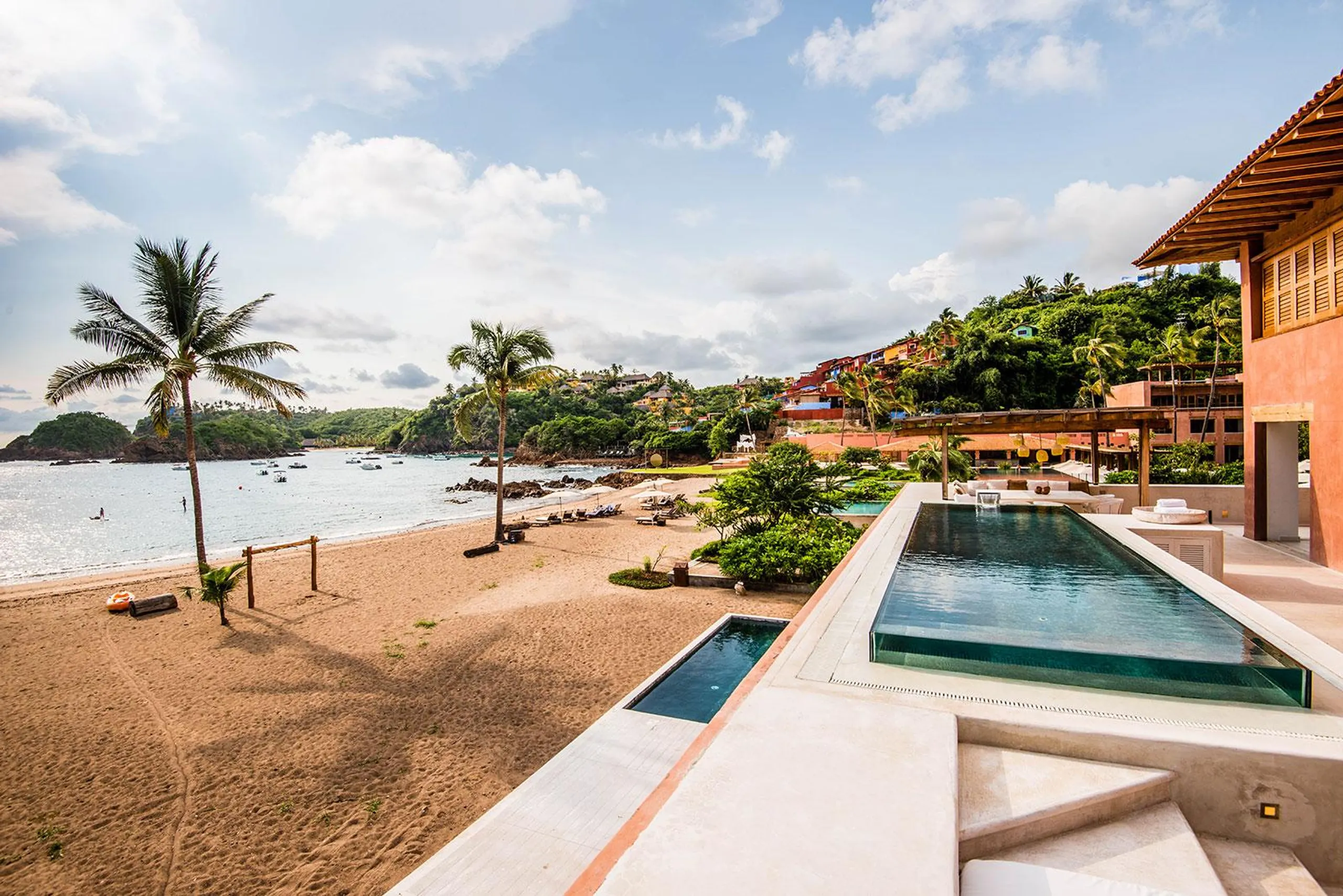 Beachfront Villa with Private Pool Modern Comfort & Access to Natural Wonders — photograph 3