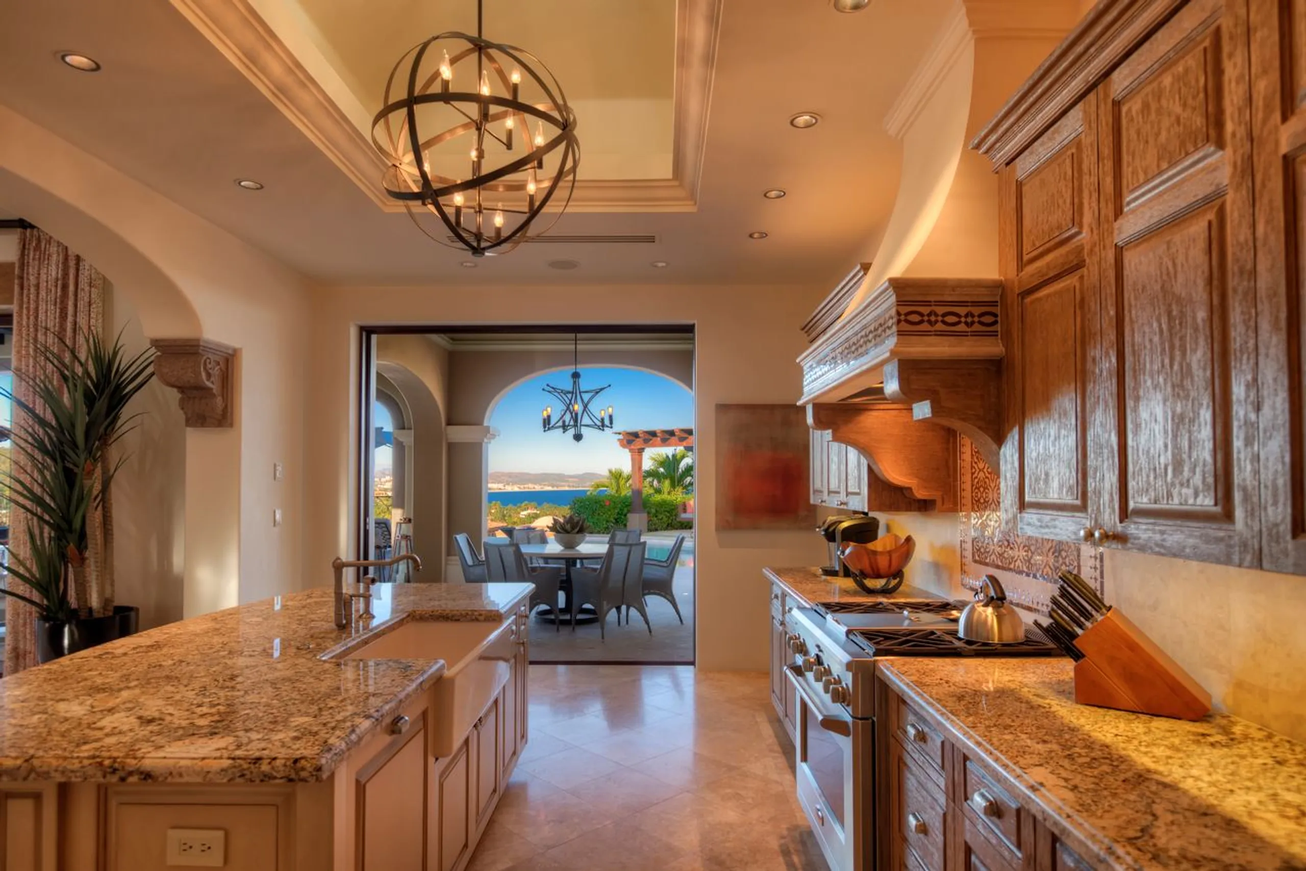 Majestic High-End Villa with Private Infinity Pool, Jacuzzi and Ocean Views — photograph 6