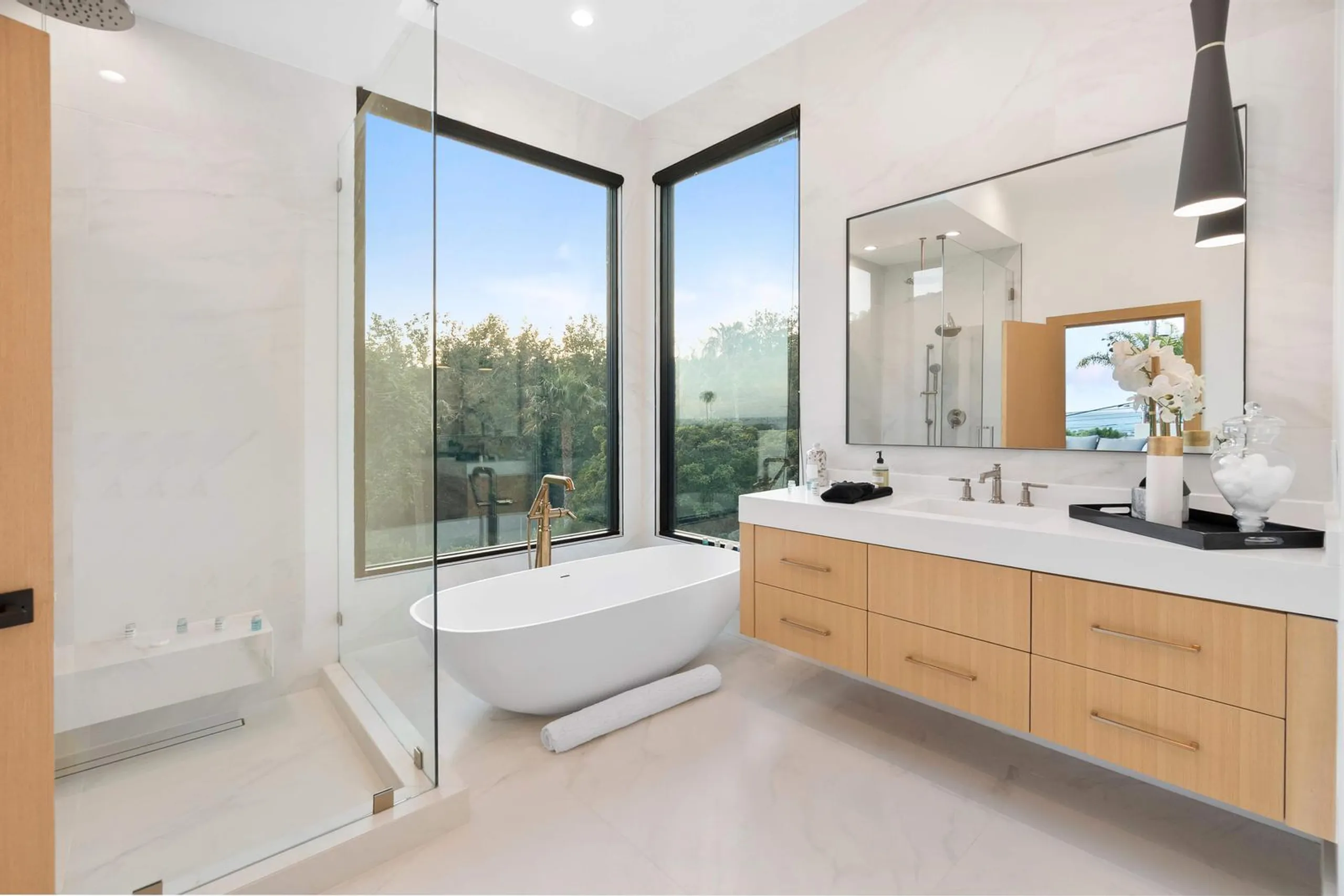 Beautiful Contemporary Villa with Crystalline Pool and Stunning Views — photograph 9