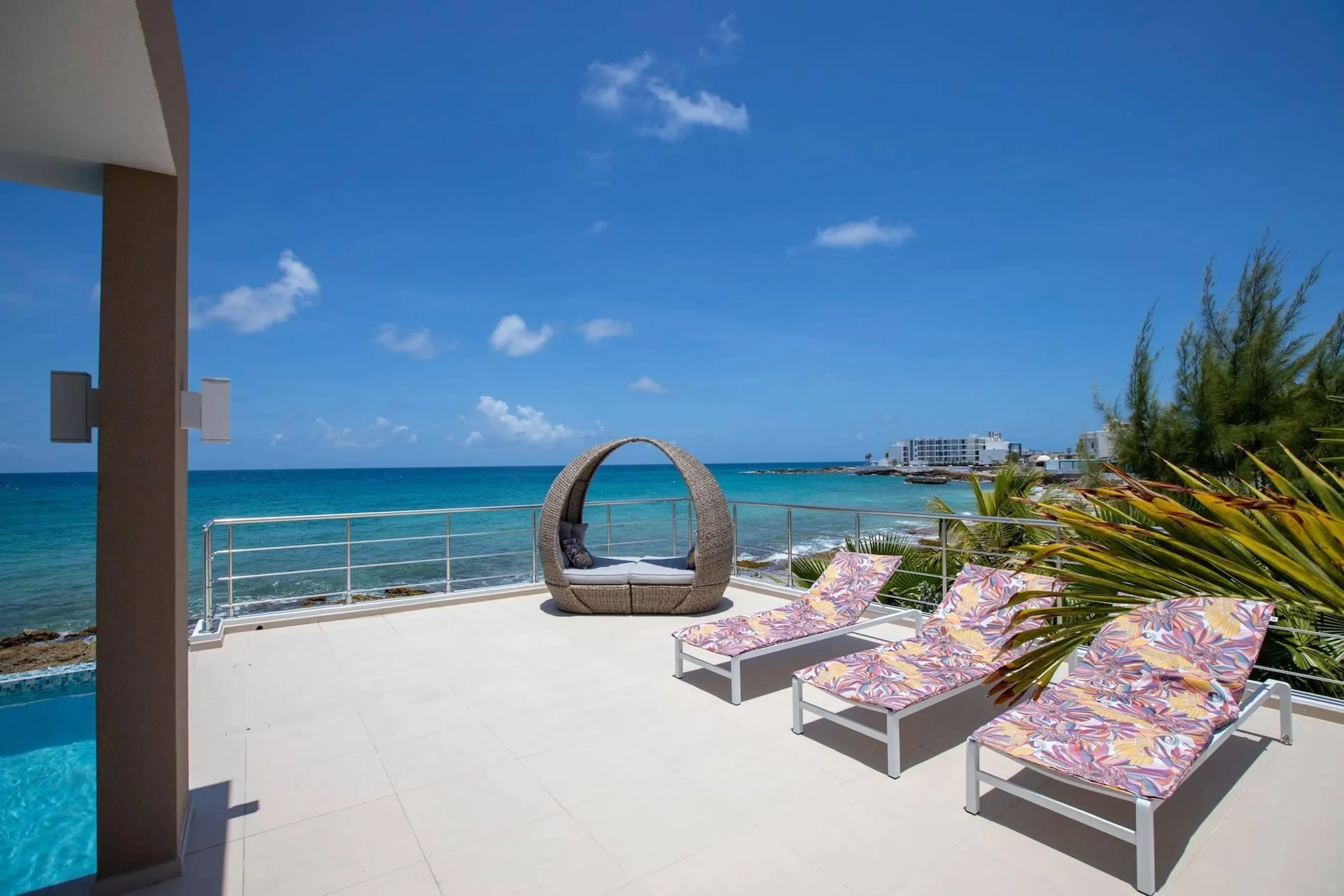 Luxury Beacon Hill Villa with Stunning Sea Views and Private Pool — photograph 9