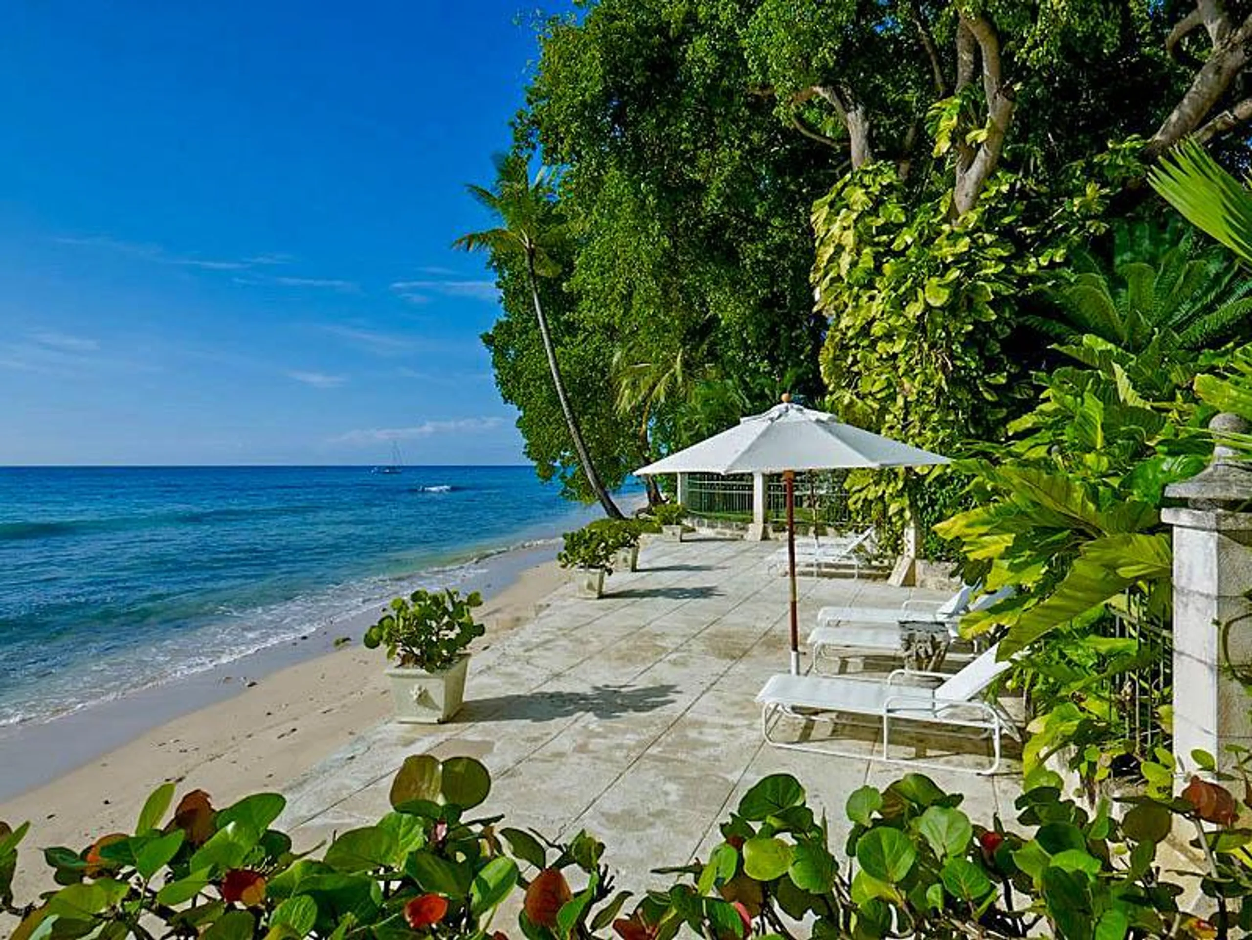 Resplendent Villa with Private Pool and Surrounding Sea Views — photograph 2