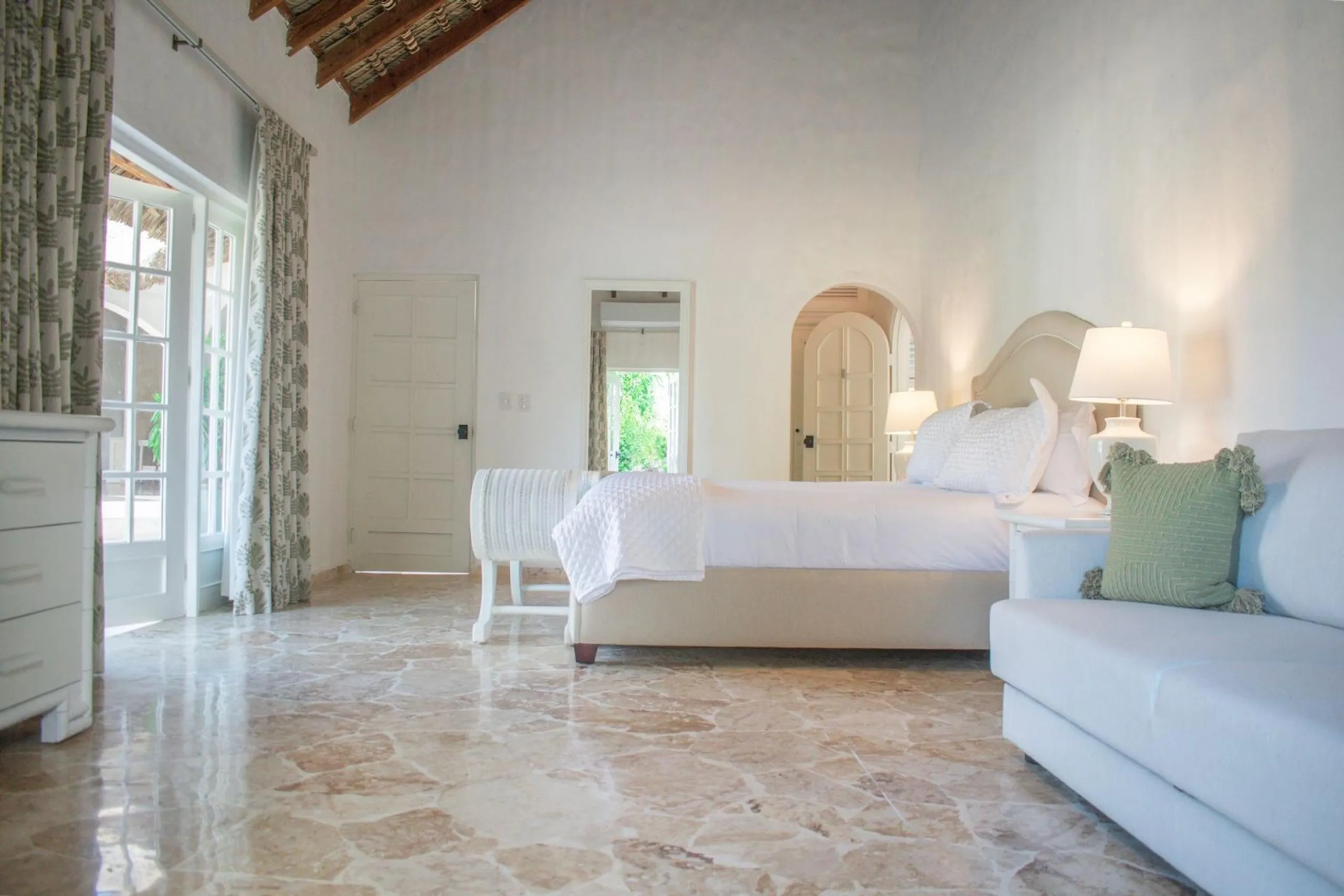 Serene Newly Renovated Villa with Private Pool and Minitas Beach Nearby — photograph 8