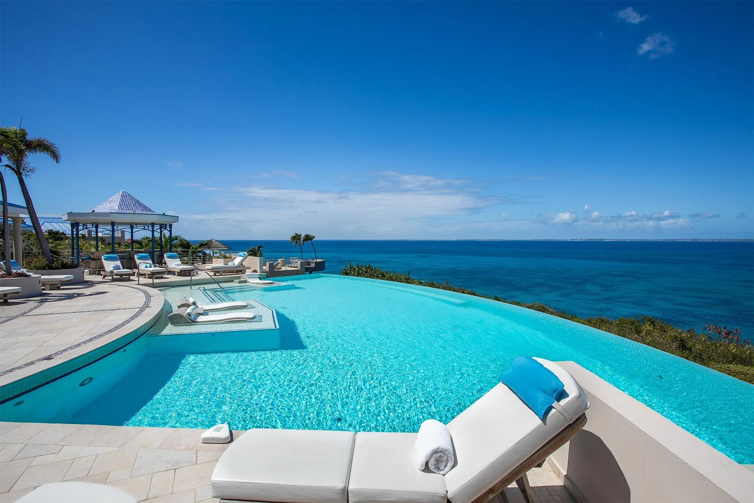 Clifftop Grand Compound with Infinity Pool and Panoramic Views  in St. Martin — photograph 6