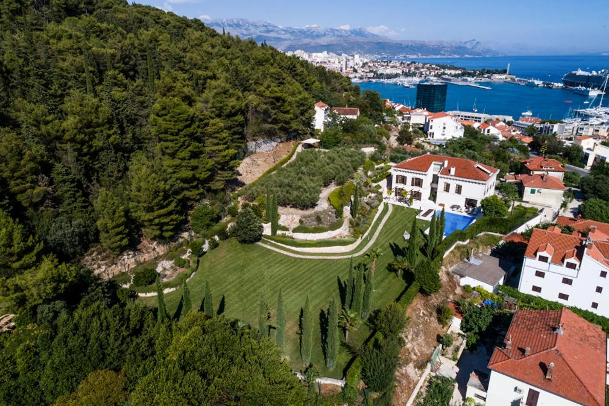 Elegant 4BR Villa with Pool and Adriatic Ocean Views — photograph 4