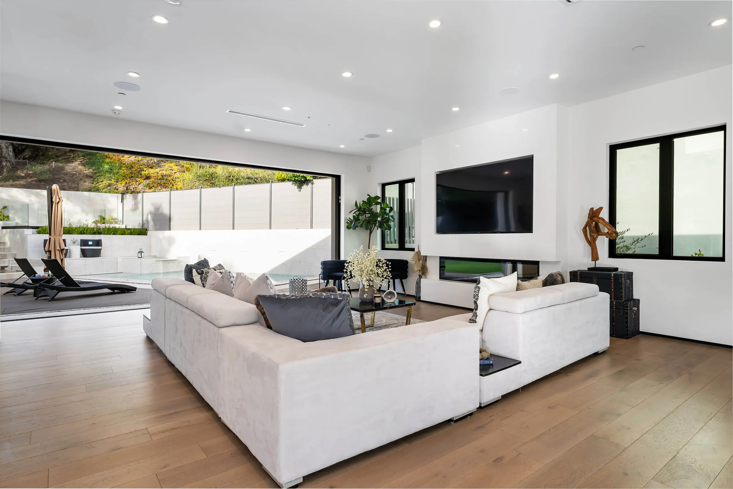 Sophisticated Laurel Canyon Villa with Pool and Backyard Lounge — photograph 8