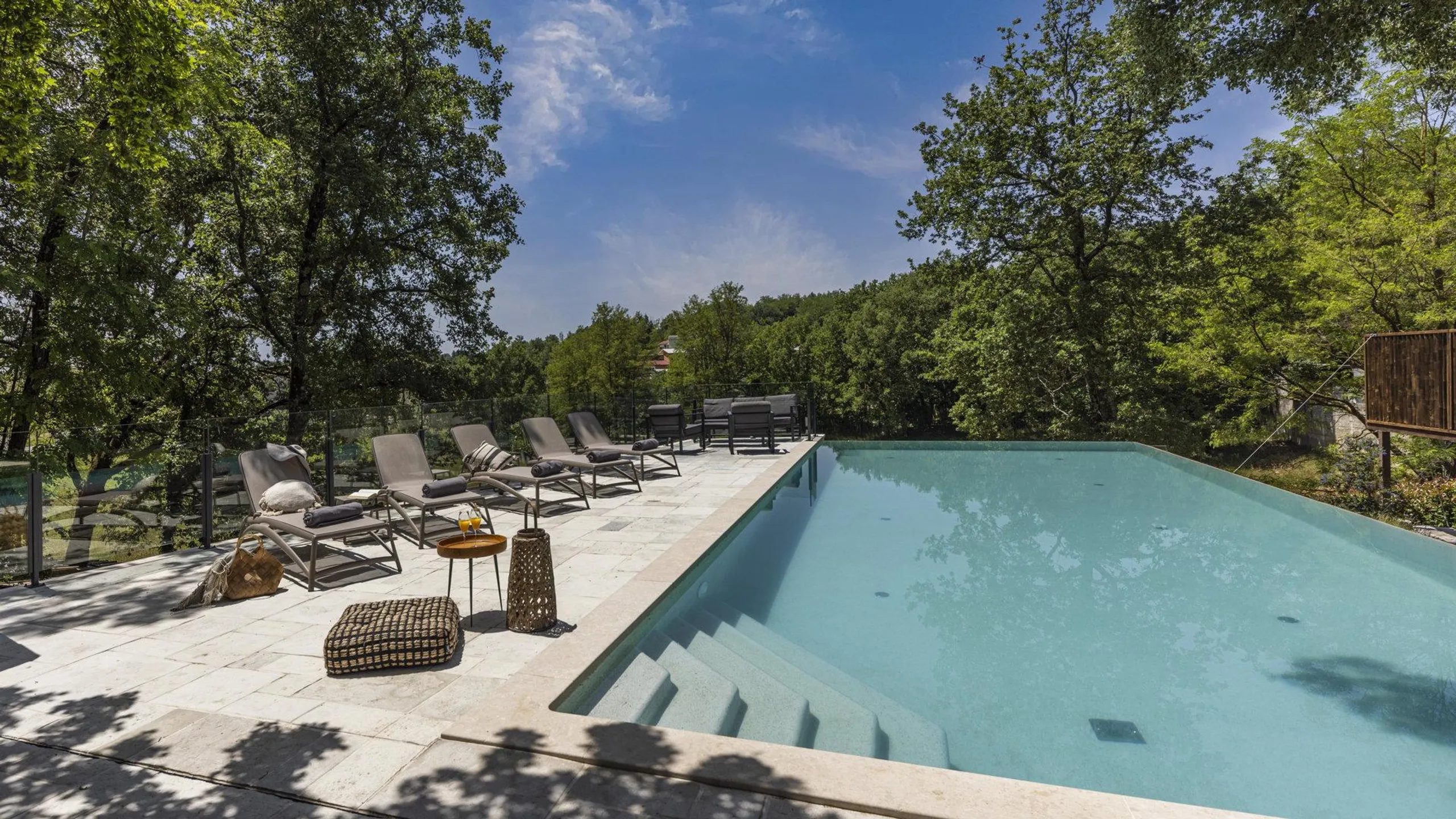 Tranquil Eclectic Villa with Private Pool and Overlooking Lush Greenery — photograph 3