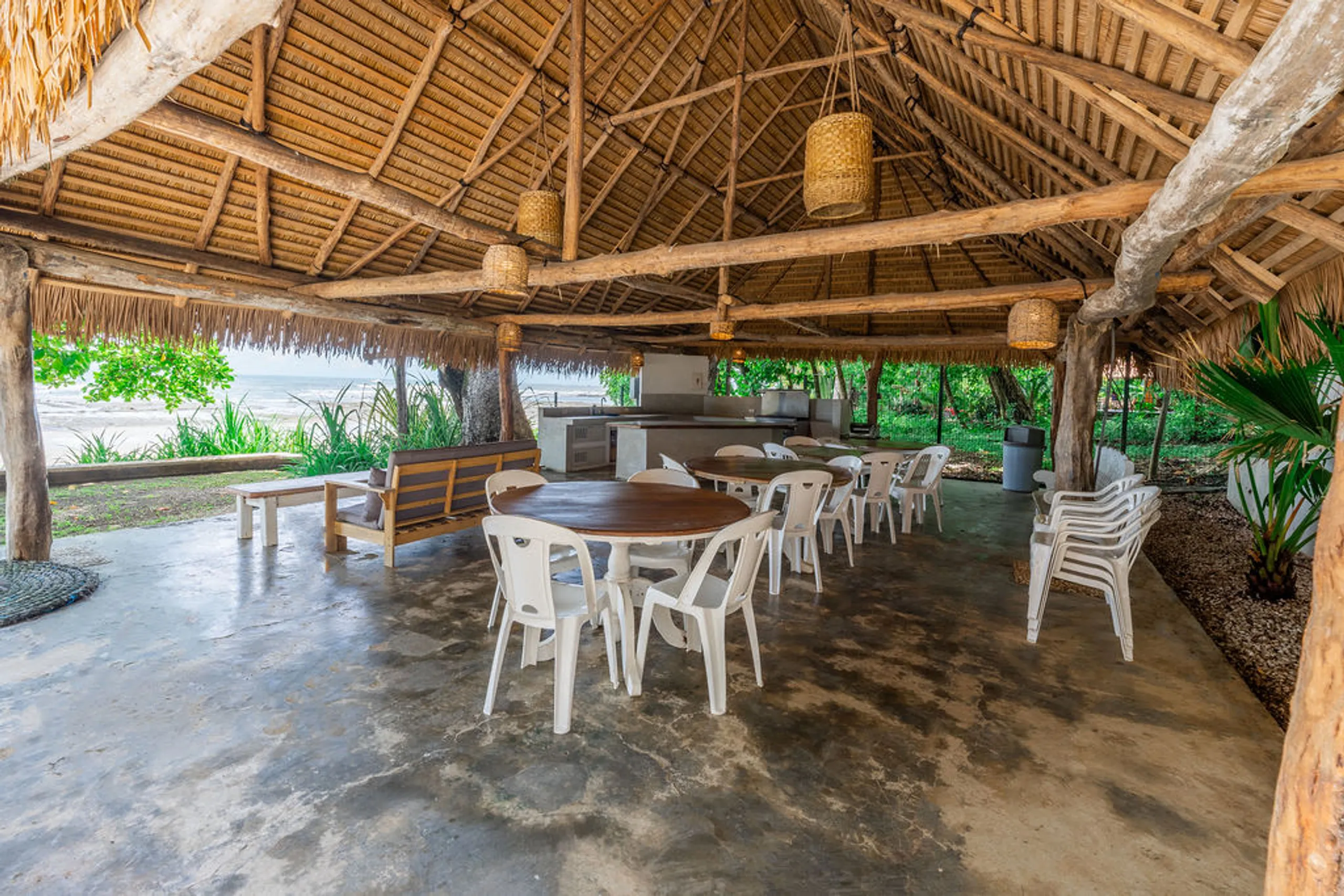 Exclusive Beachfront Compound with Ocean Views & Private Access — photograph 4