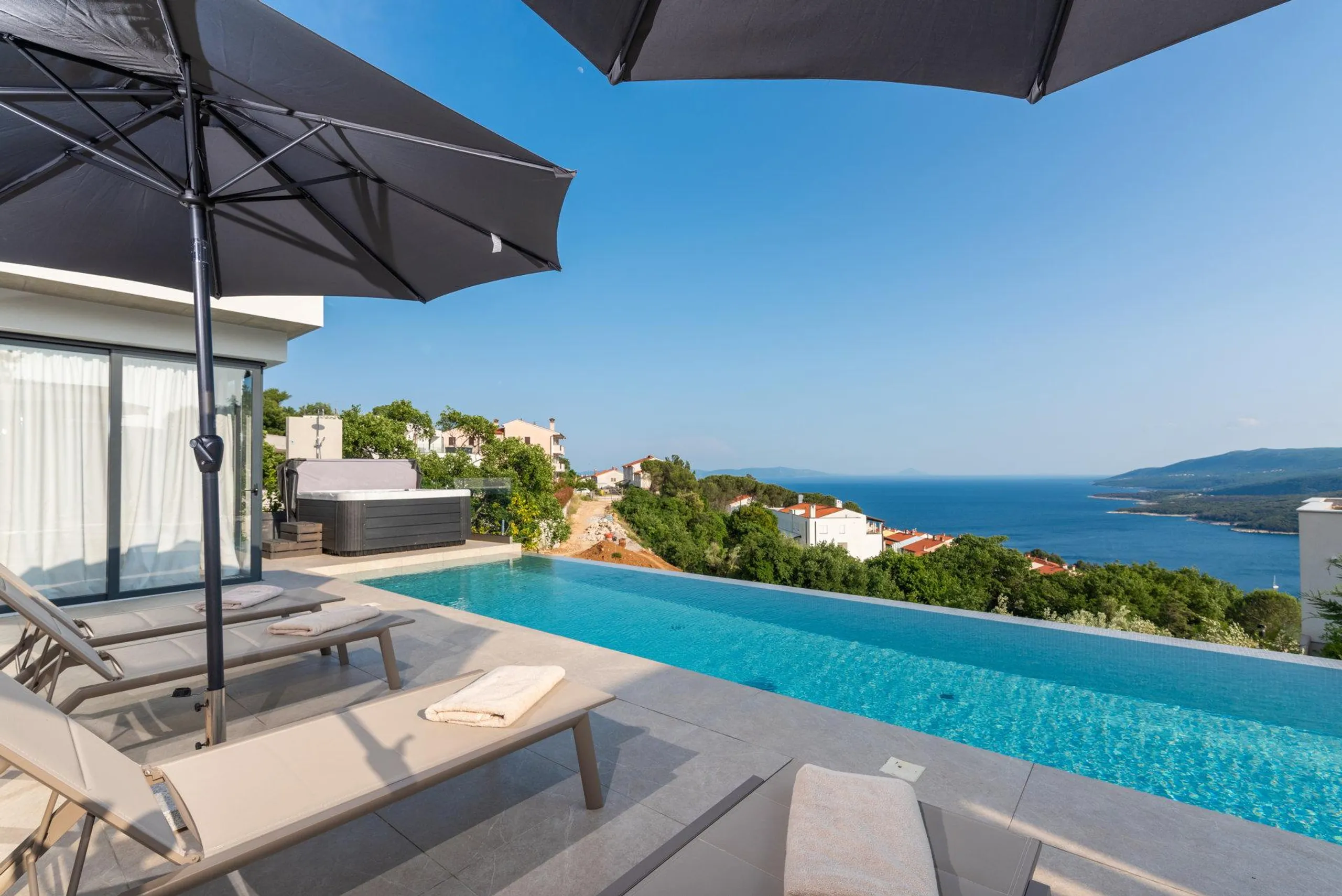 Majestic Elegant Villa with Pool and Panoramic View of the Sea — photograph 6