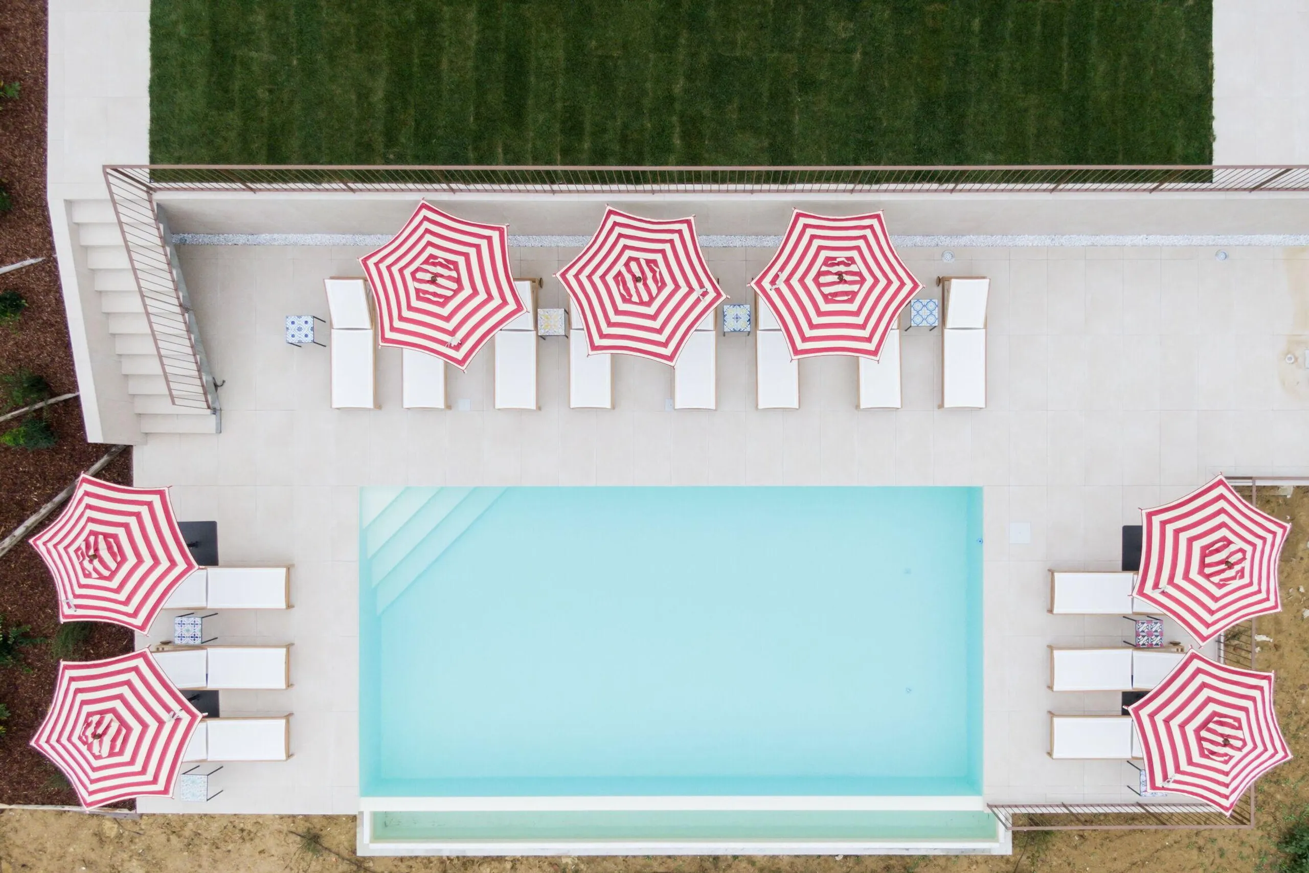 Imposing Italian Estate with Invigorating Pool and Dining Al-Fresco — photograph 5