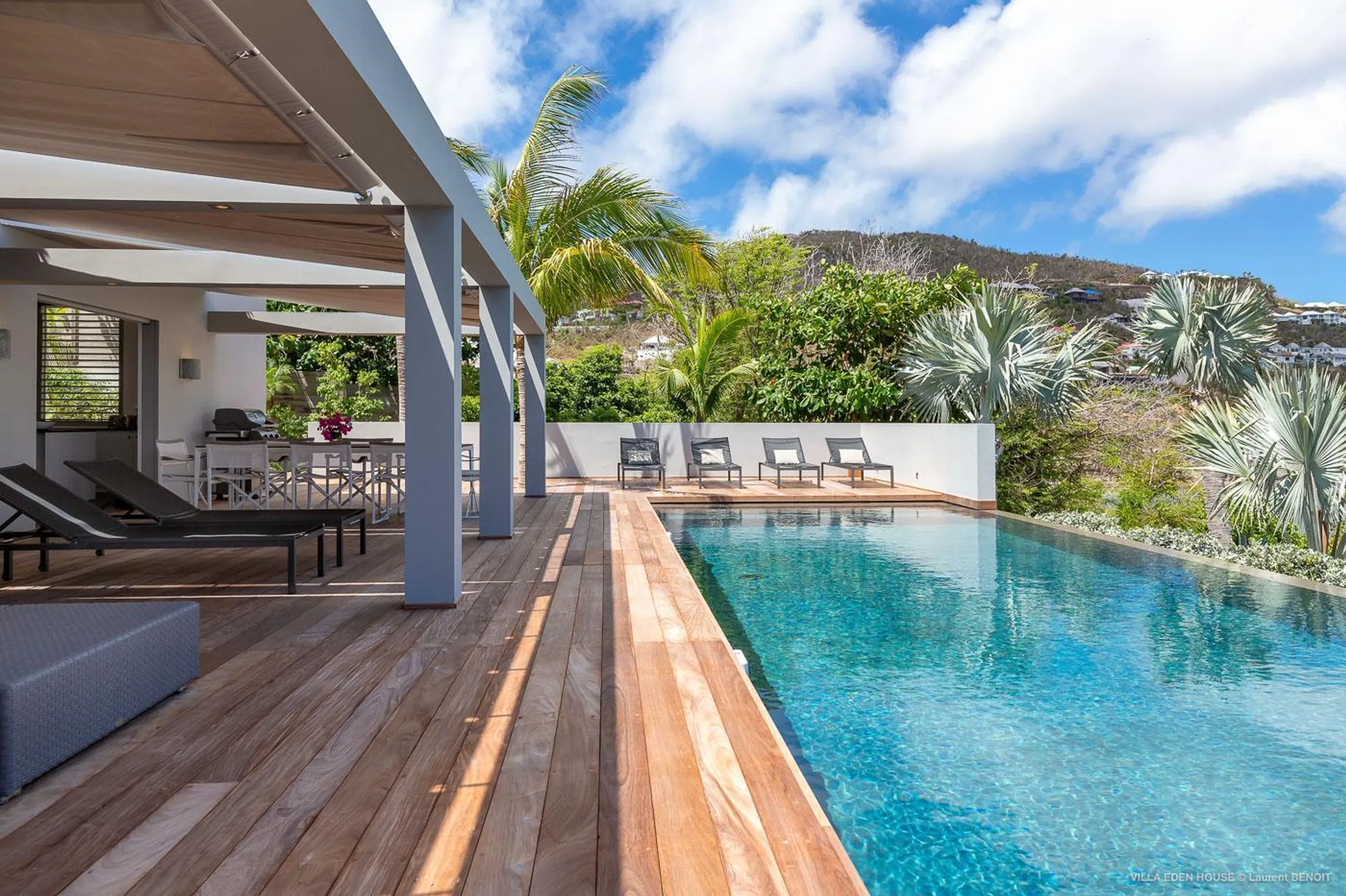 Sophisticated Seaside Villa with Infinity Pool and Walks to Beach — photograph 2
