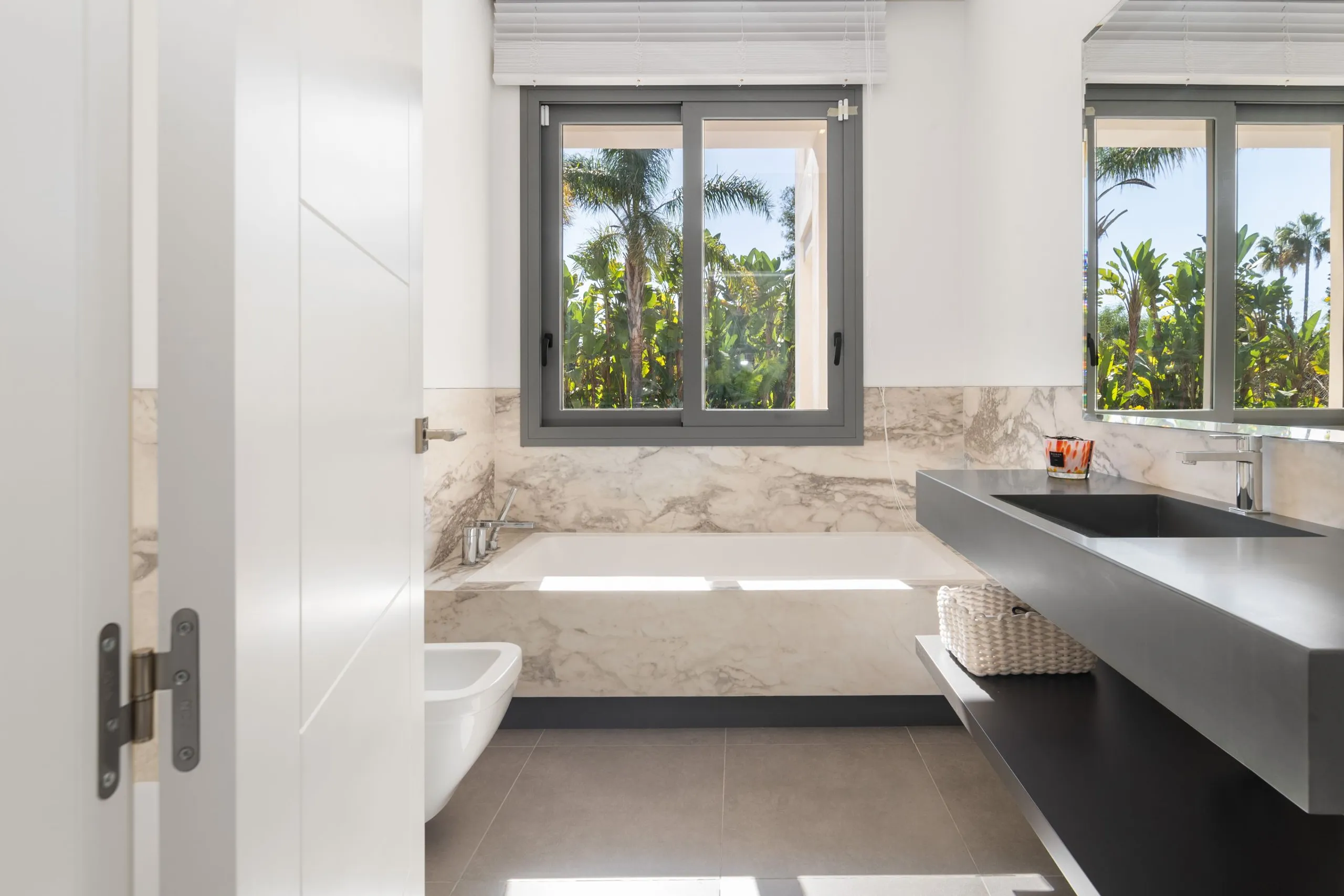Stately Contemporary Villa with Heated Pool, Cinema and Gym — photograph 7