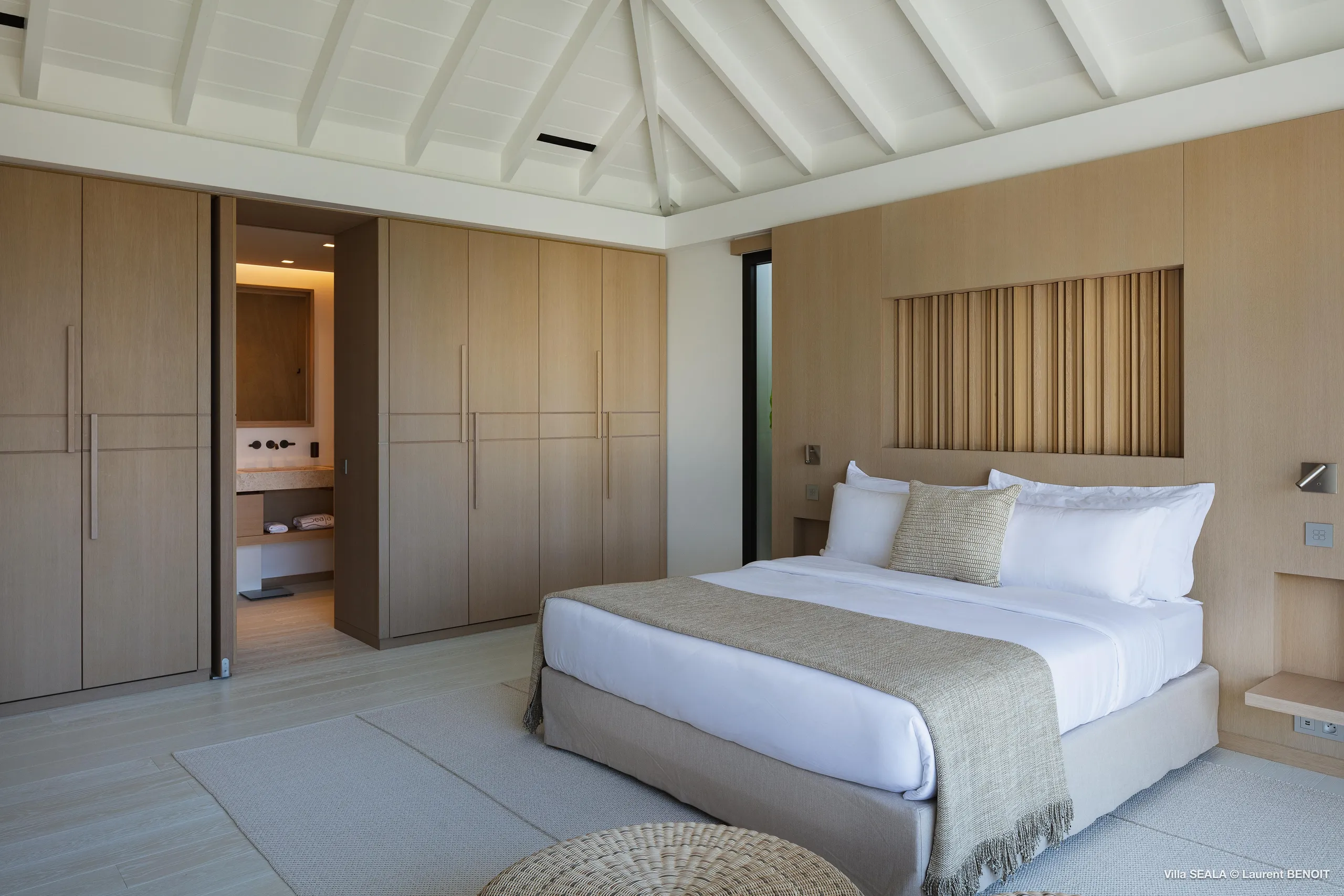 Elegant St Jean Villa with Infinity Pool and Stunning Panoramic Views — photograph 8