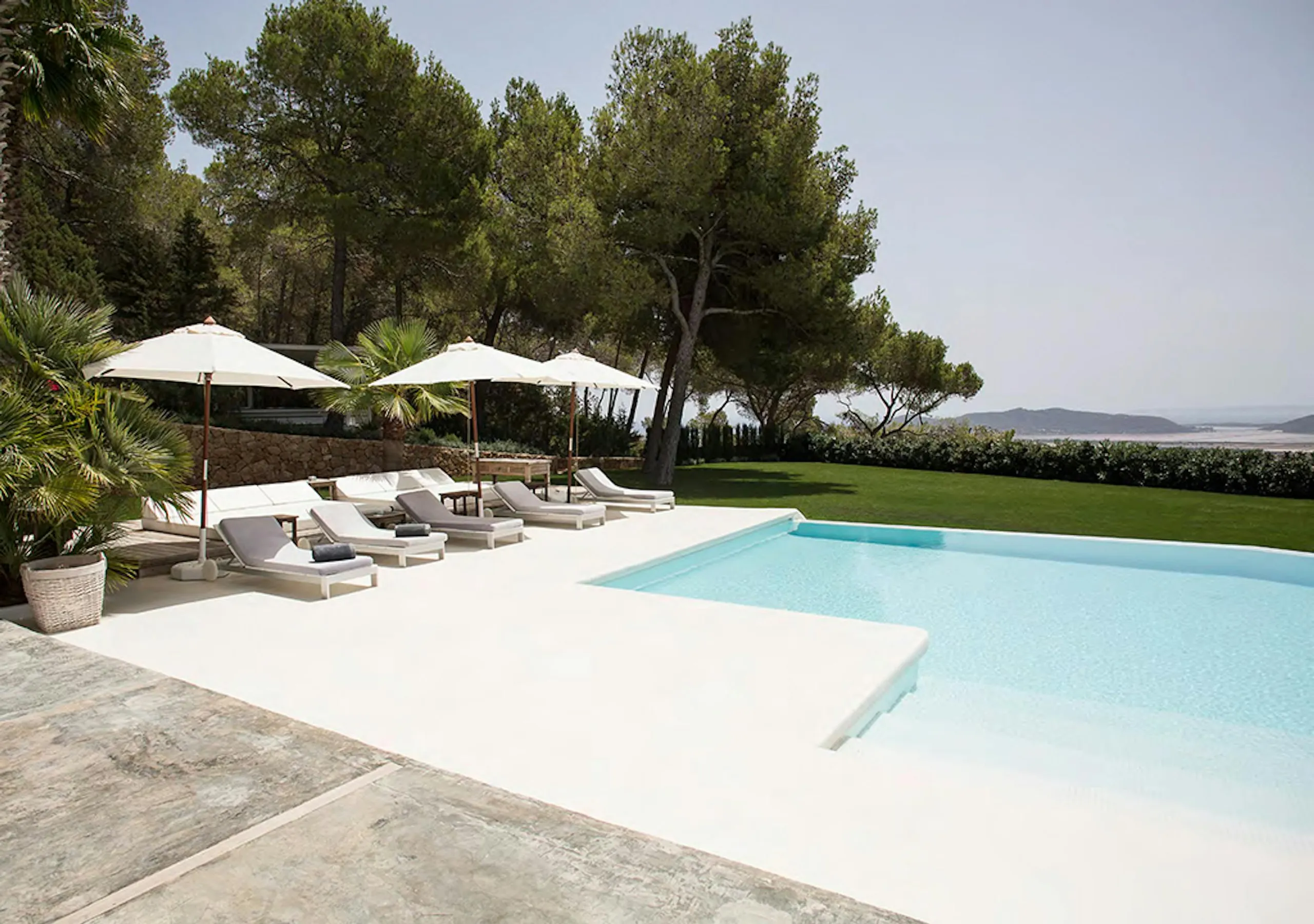 Majestic Ibiza Estate with Private Pool and Sweeping Ocean Views — photograph 7