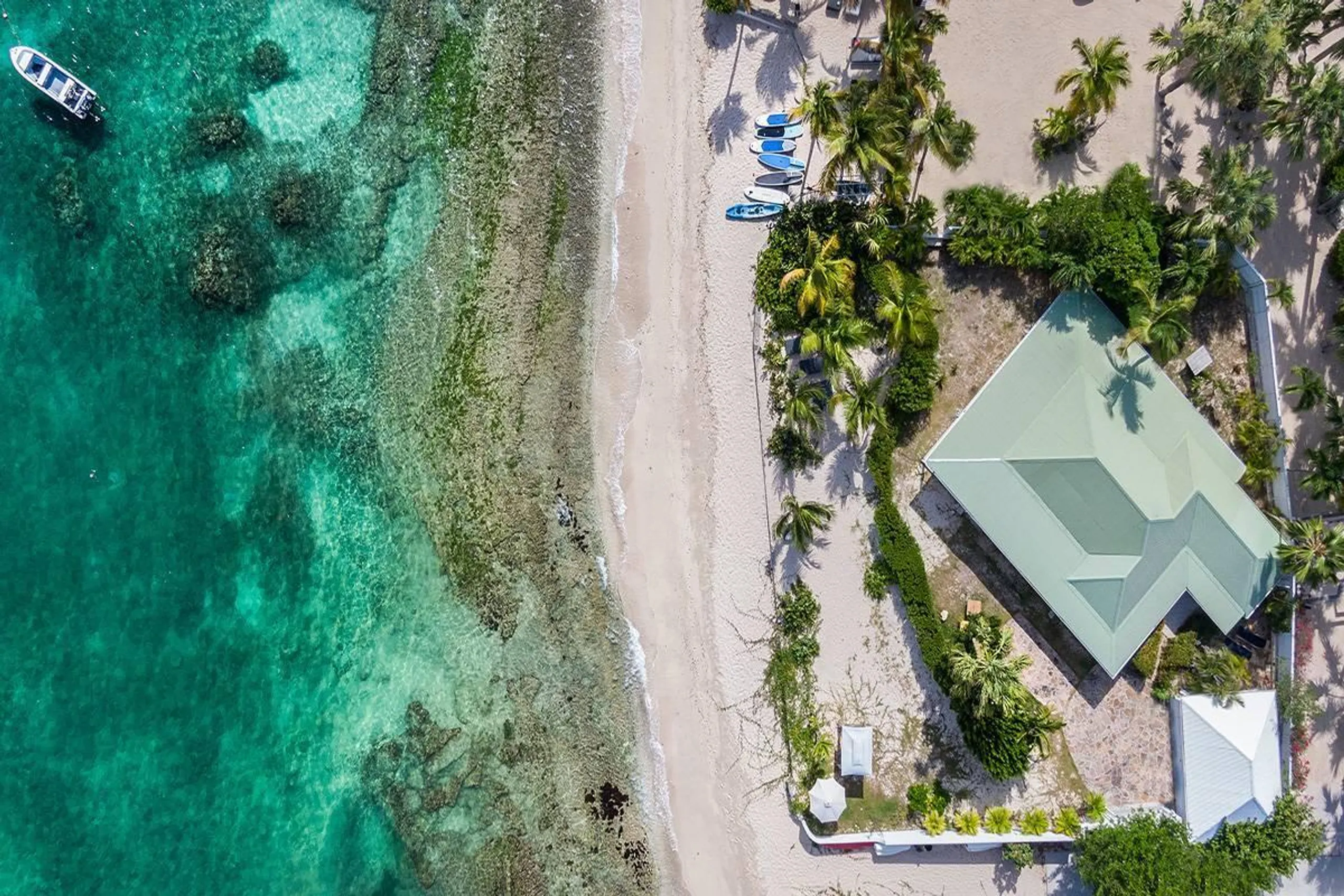 Charming Seaside Beach Front Villa with Stunning Ocean Views — photograph 4