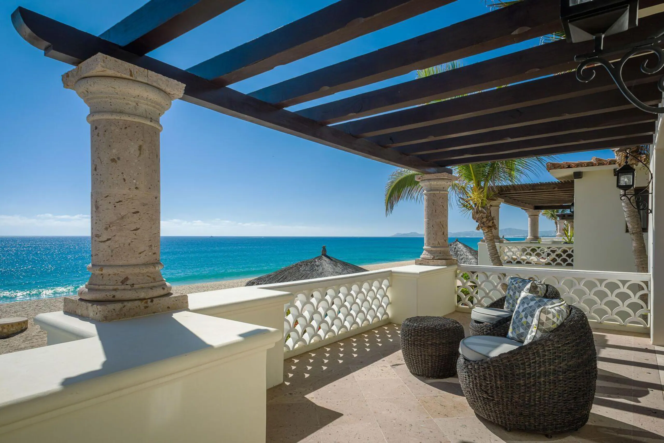 Charming El Encanto Beachfront Villa with Infinity Pool and Ocean Views — photograph 10