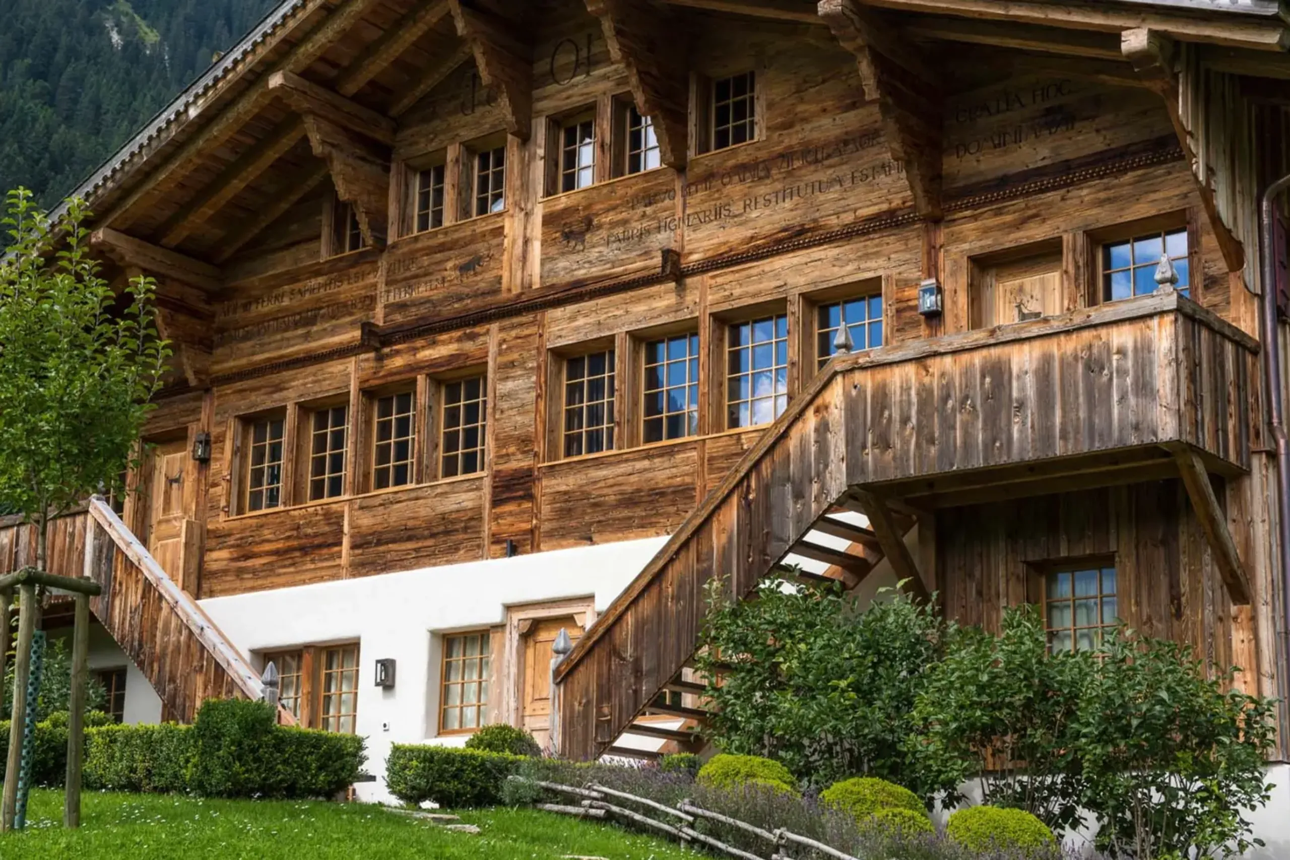 Traditional Swiss Chalet with Spa — photograph 2
