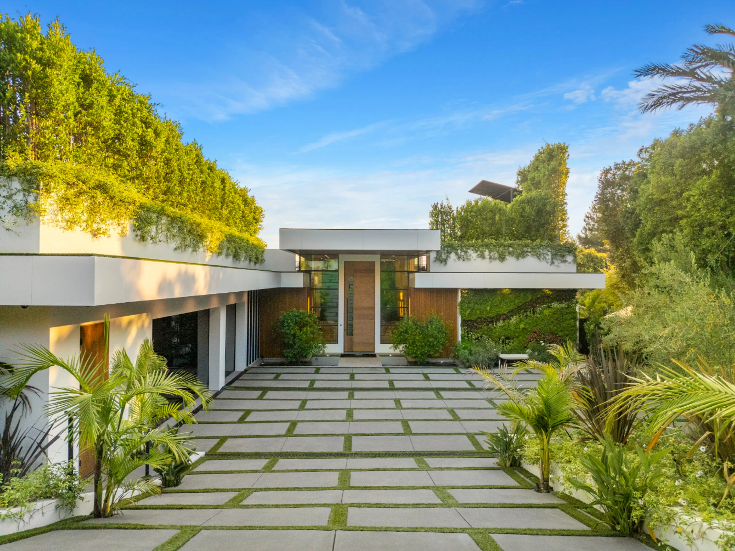 Prestigious Bel-Air Villa with Spa, Theater, & Seamless Indoor/Outdoor Spaces — photograph 8