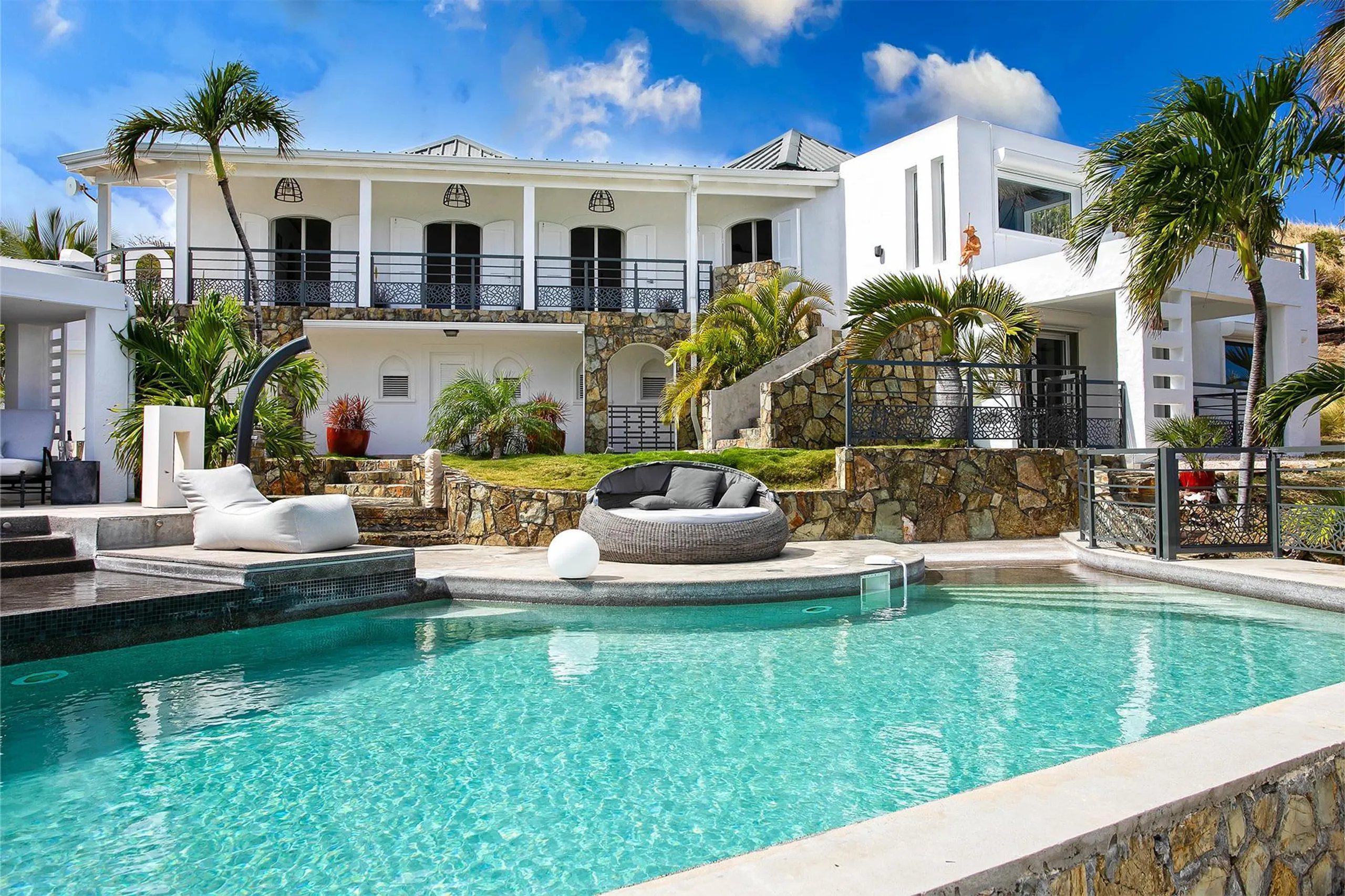 Serene Clifftop Luxury Villa with Private Pool and Breathtaking Ocean Views — photograph 2