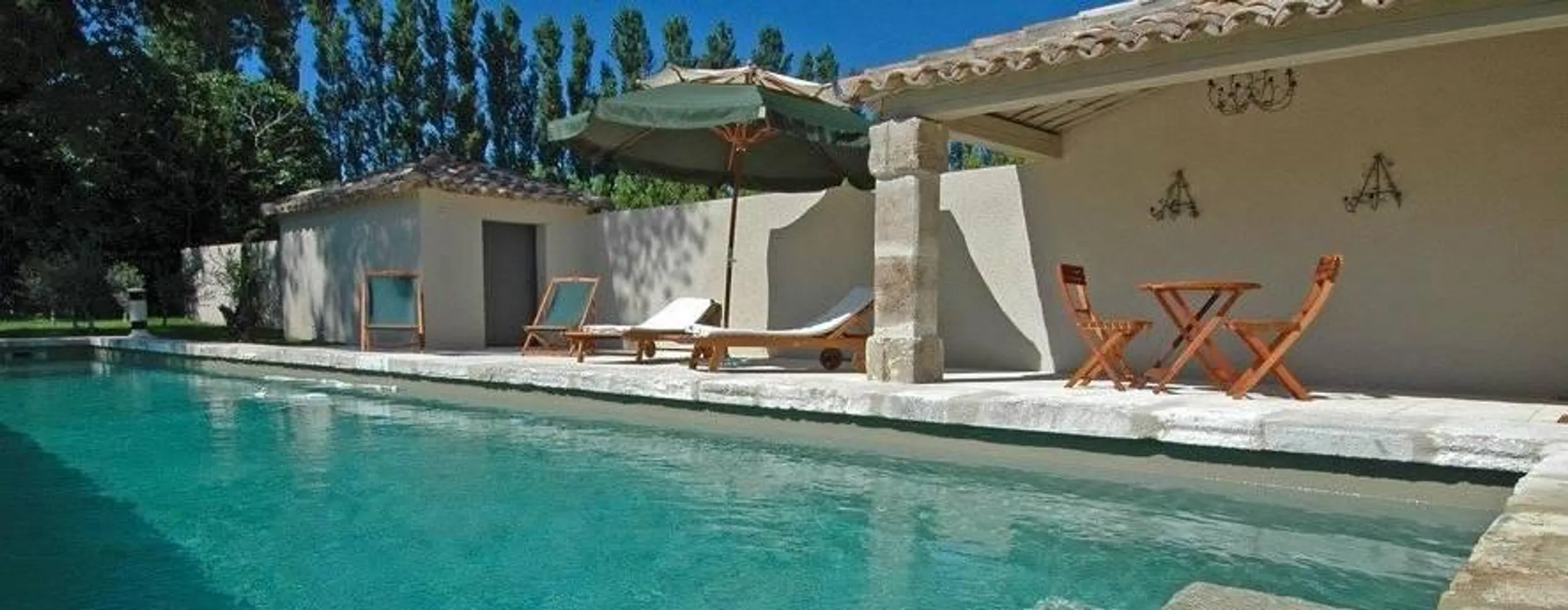 Charming Provencal Retreat with Serene Gardens and Historic Elegance in Saint Remy de Provence — photograph 3