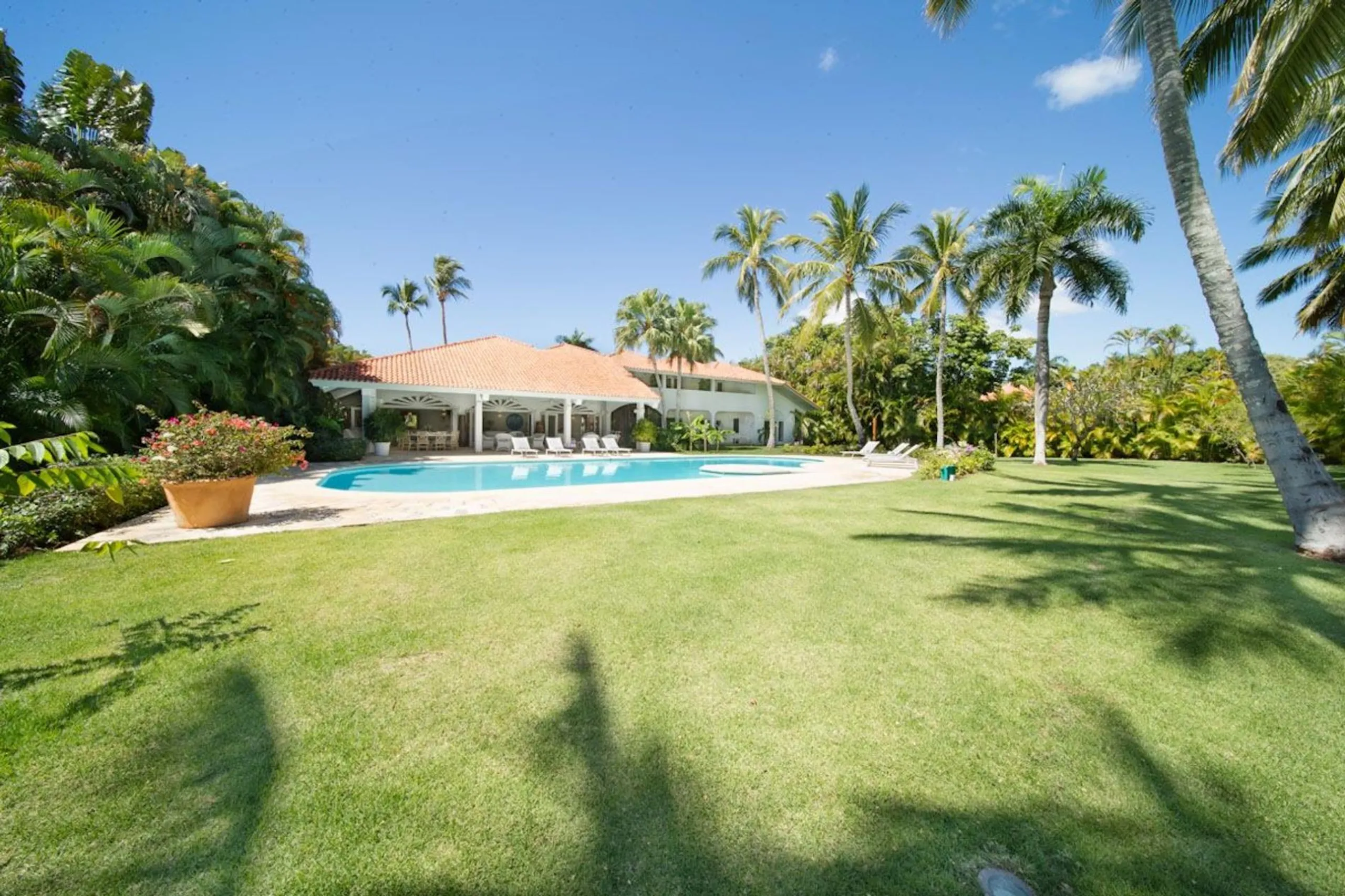 Elegant Caribbean-Style Villa near Minitas Beach with Private Pool and Golf Views — photograph 4