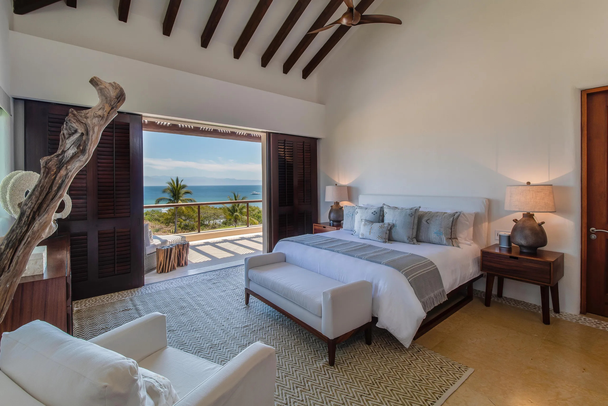 El Encanto Spanish Oasis with Infinity Pool and Ocean Views — photograph 11