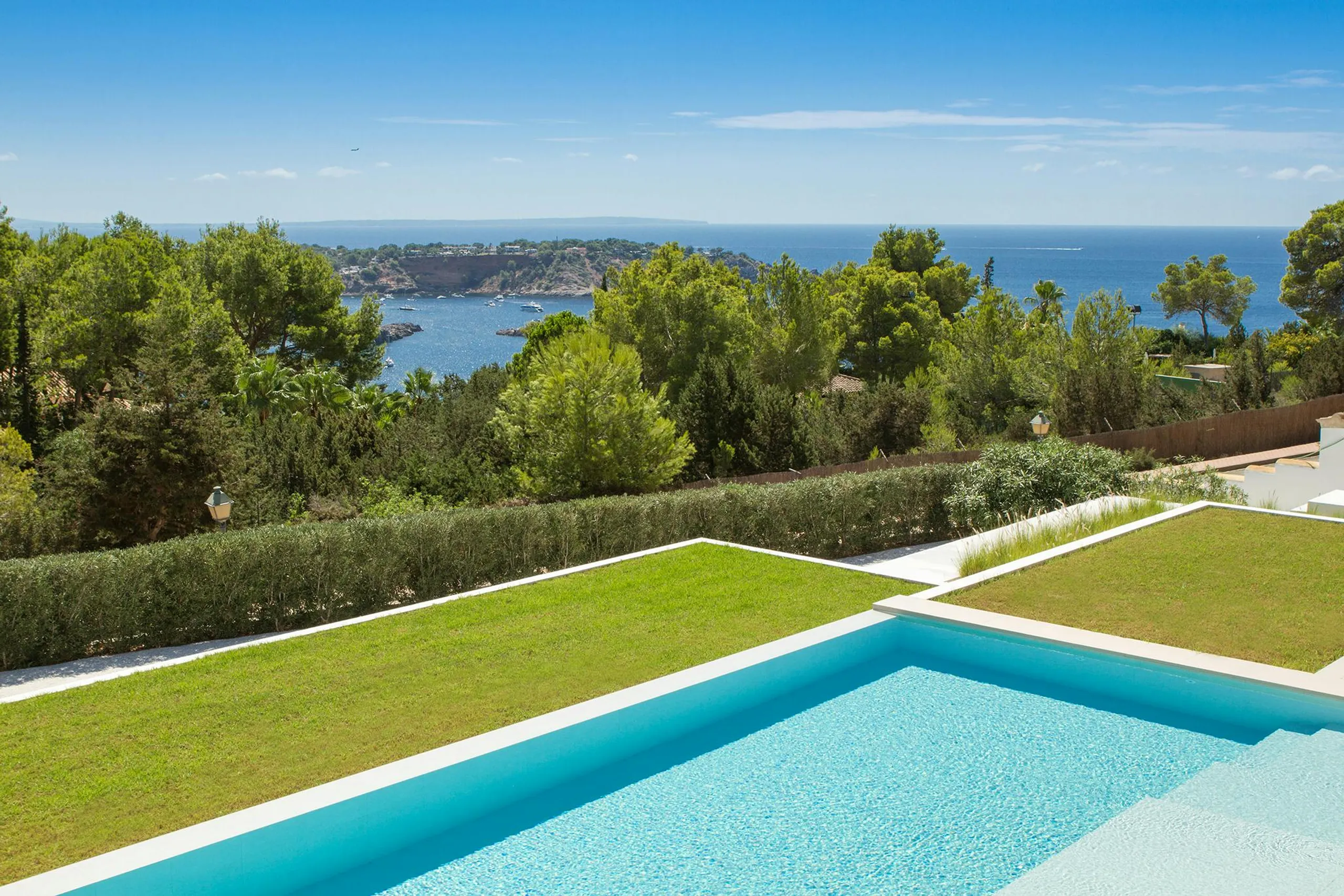 Grandiose Ibiza Estate with Private Pool and Panoramic Ocean Views — photograph 8
