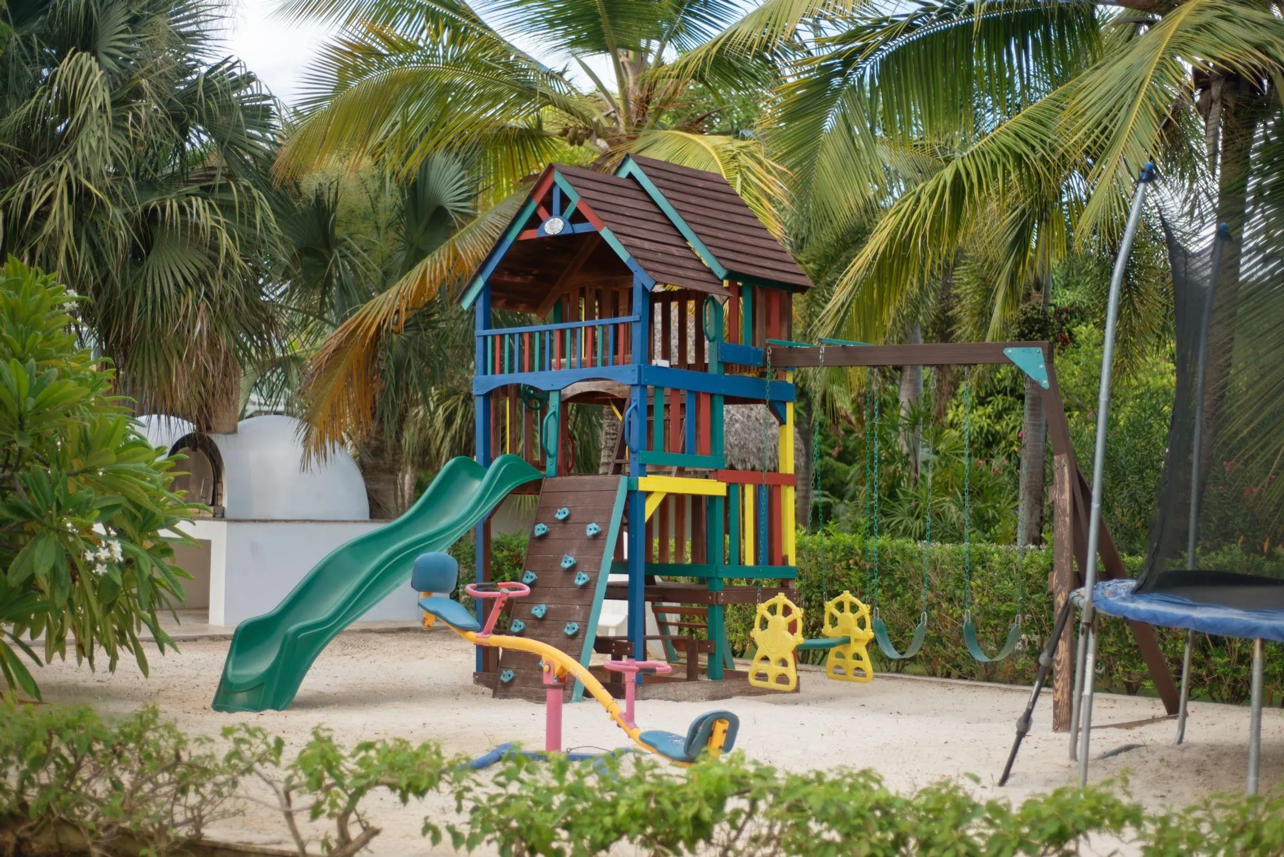 Soaring Resort-style Circular Villa with Multiple Pools, and Sports Court — photograph 7