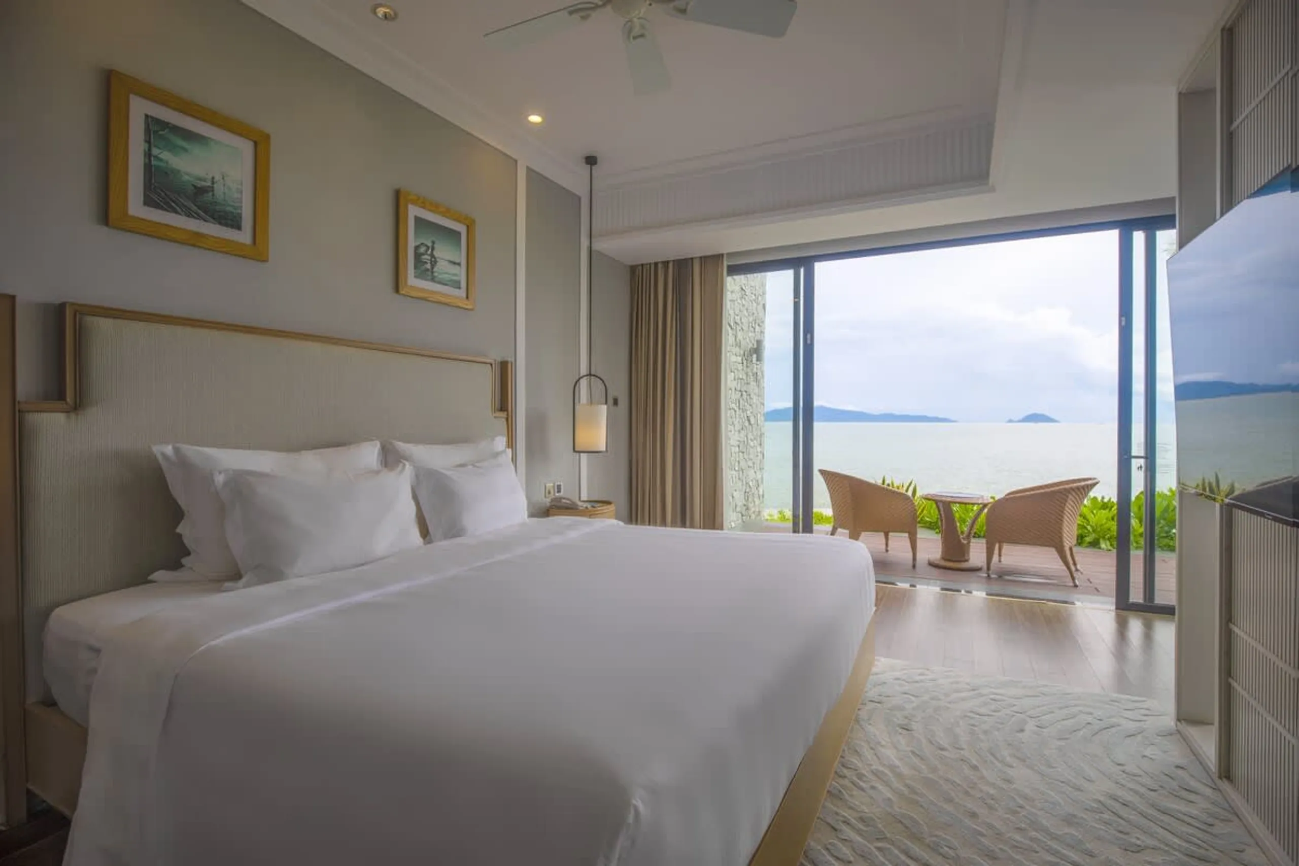 Superlative Coastal Villa with Private Pool and Stunning Beach Views — photograph 9