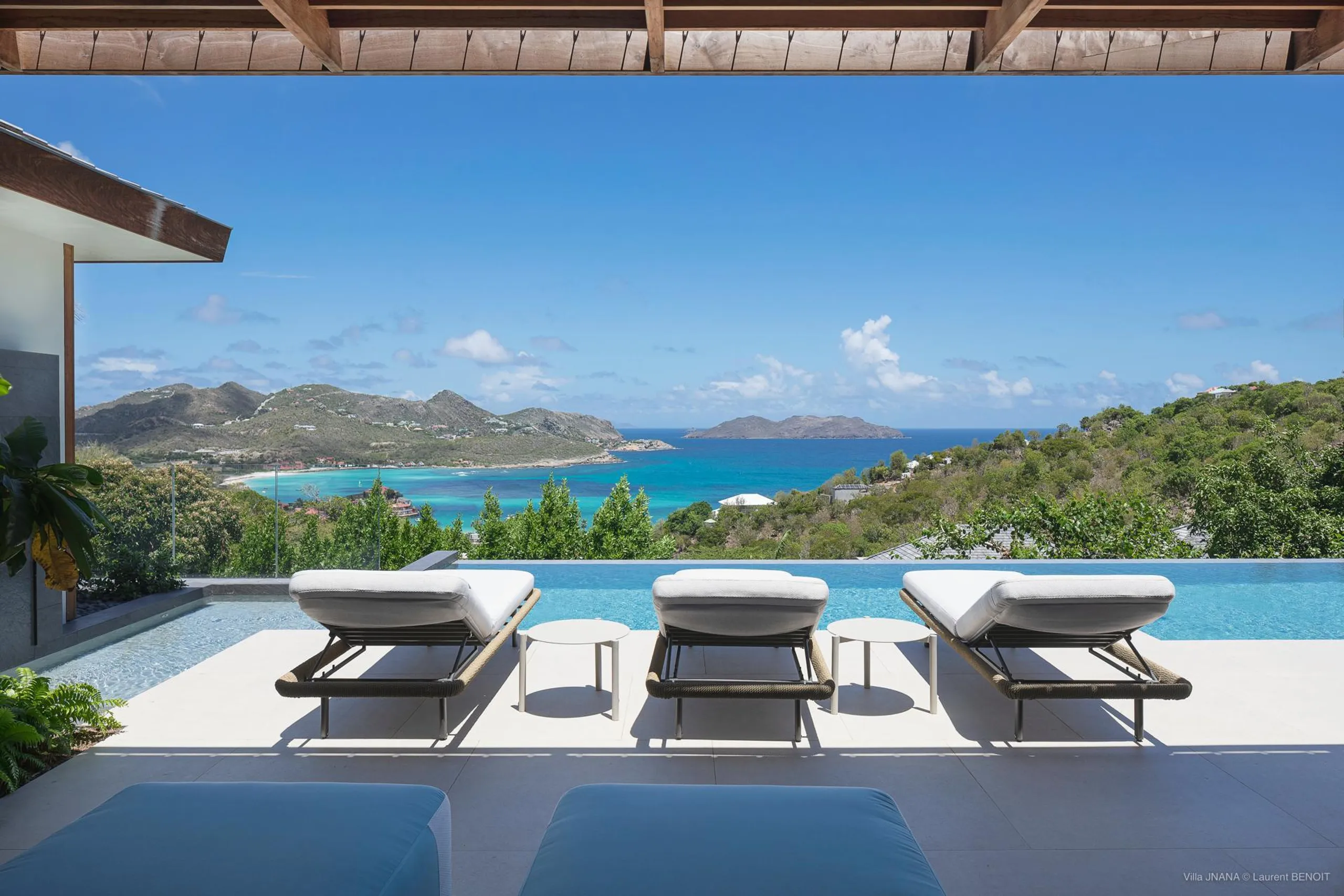Gracefully Decorated Island Villa with Private Pool and Ocean Views — photograph 4