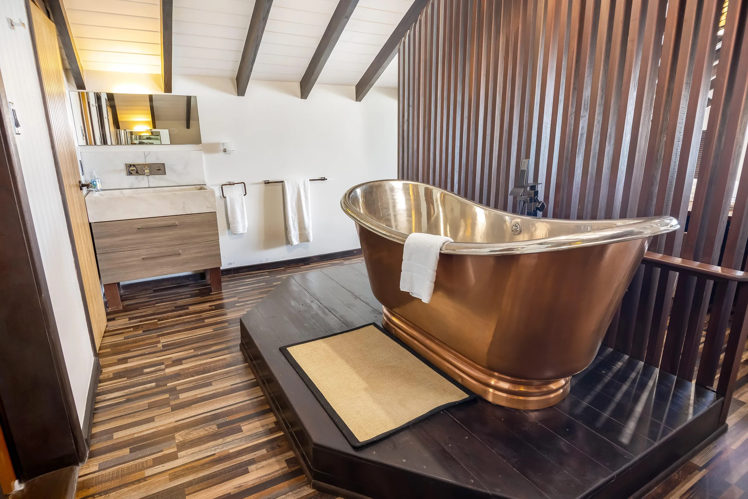 Refreshing Beachfront Villa with Infinity Pool and Private Beach Access — photograph 12